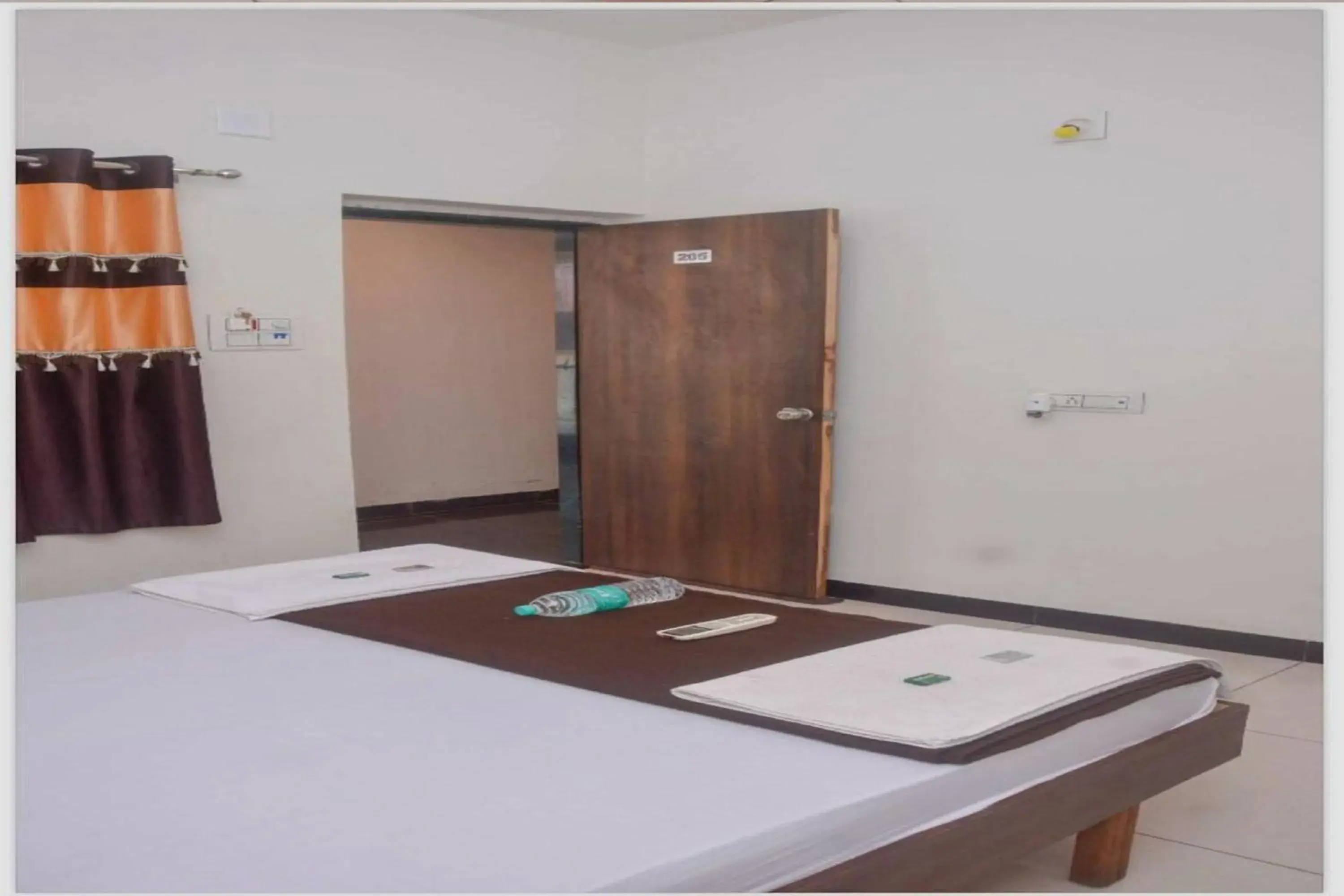 Bedroom, Bed in Hotel Kaanha - Dwarka Bedroom, Bed in Hotel Kaanha - Dwarka