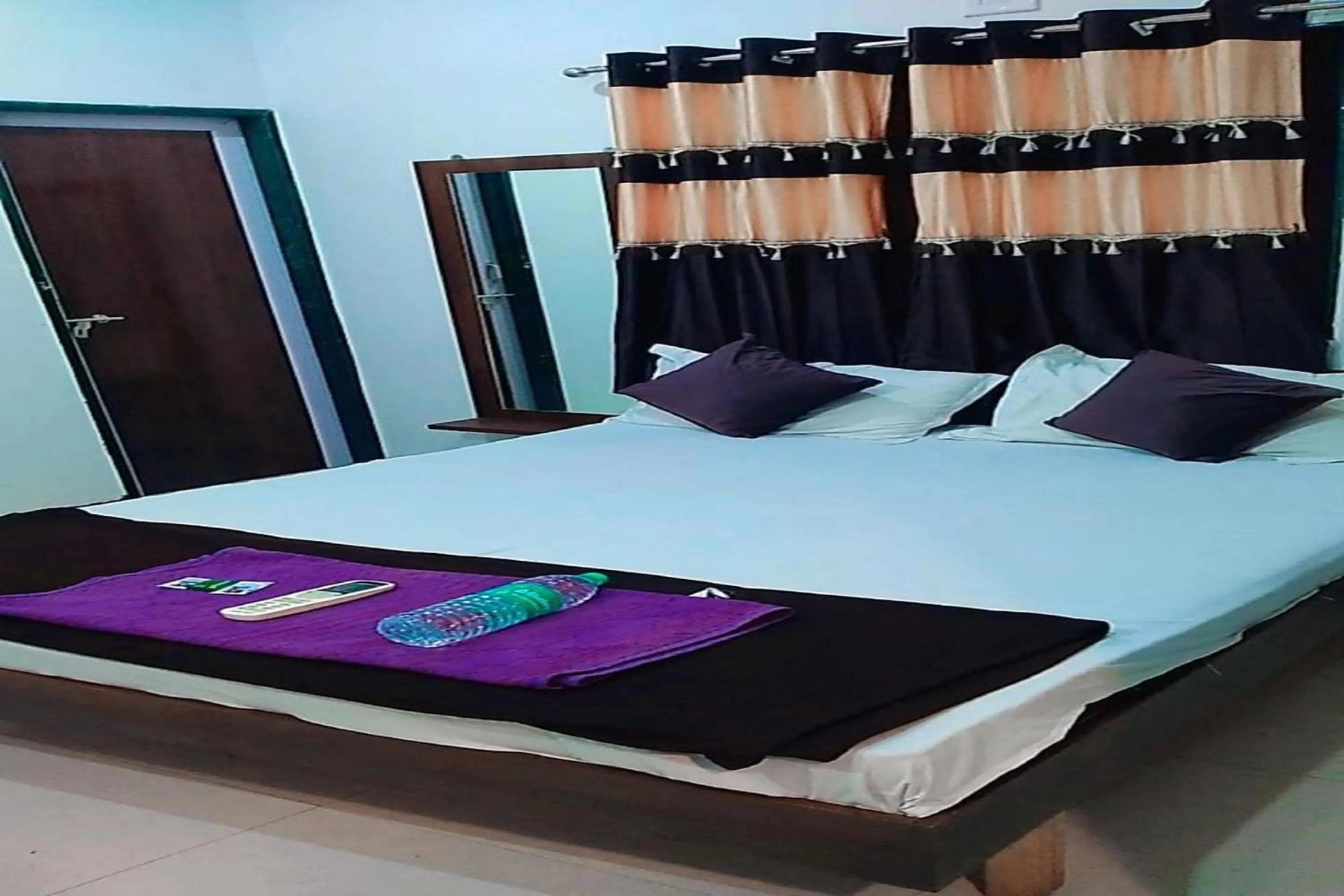 Bedroom, Bed in Hotel Kaanha - Dwarka