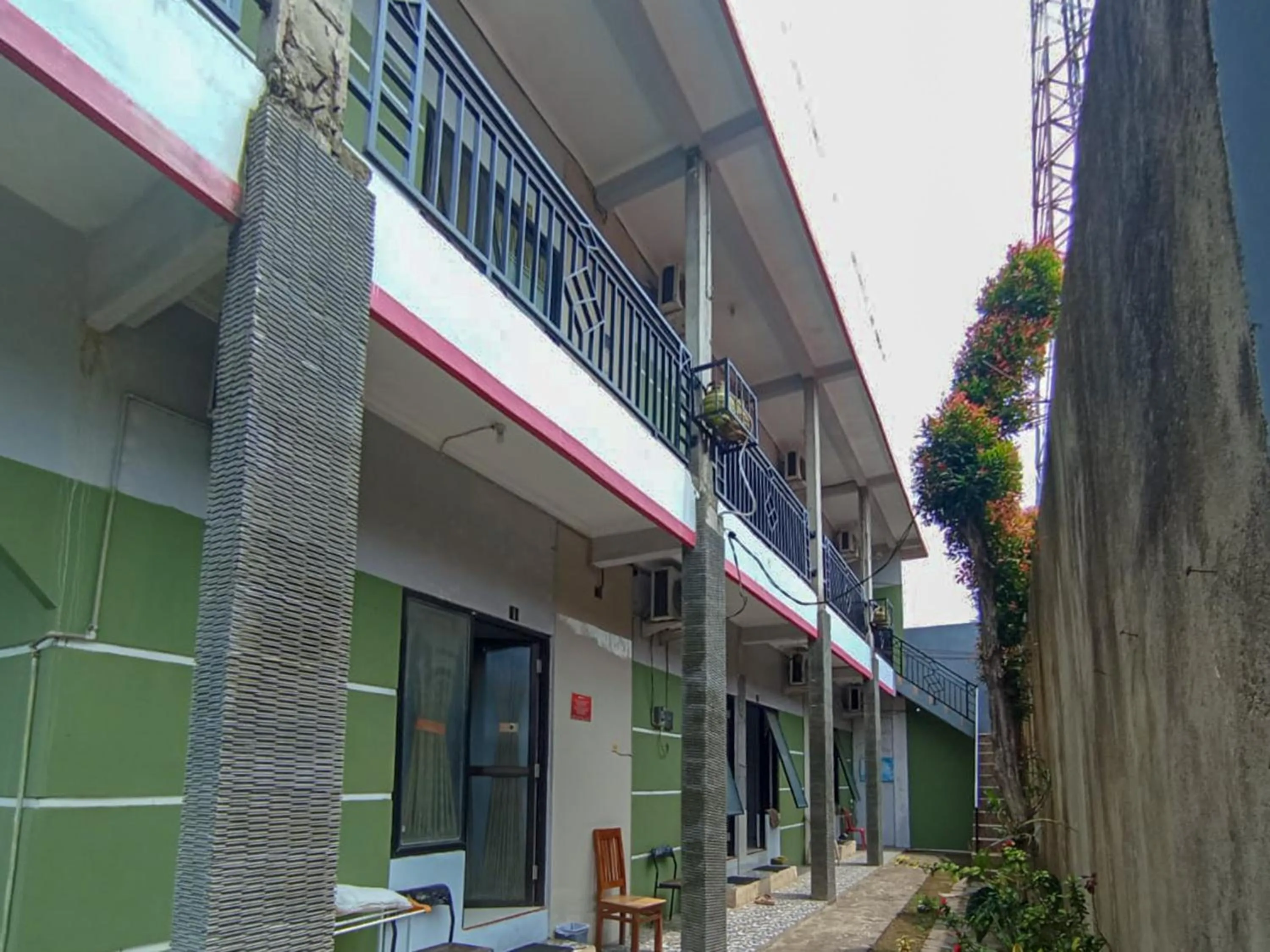 RedDoorz at Penginapan Hello Pacitan