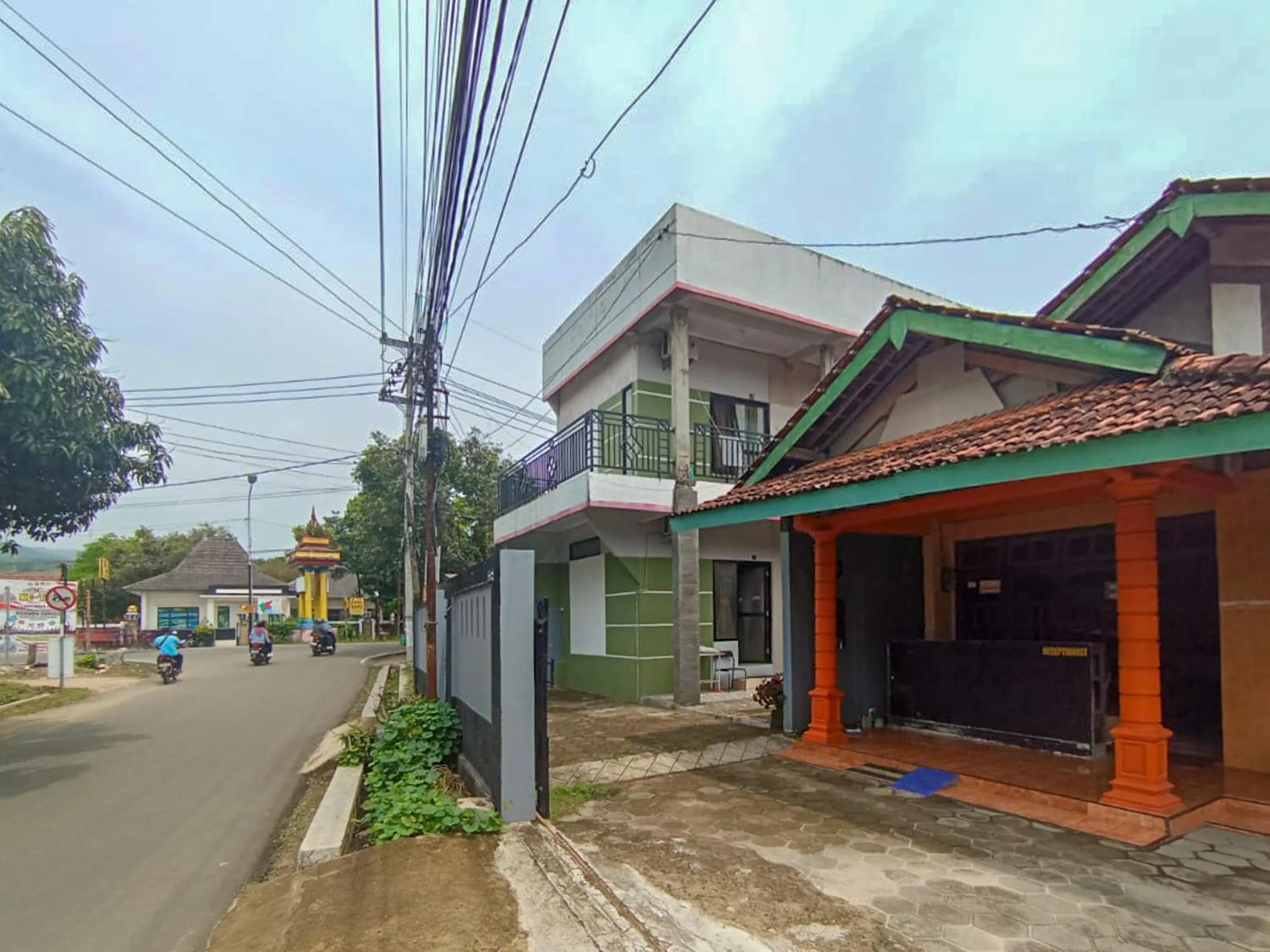 RedDoorz at Penginapan Hello Pacitan