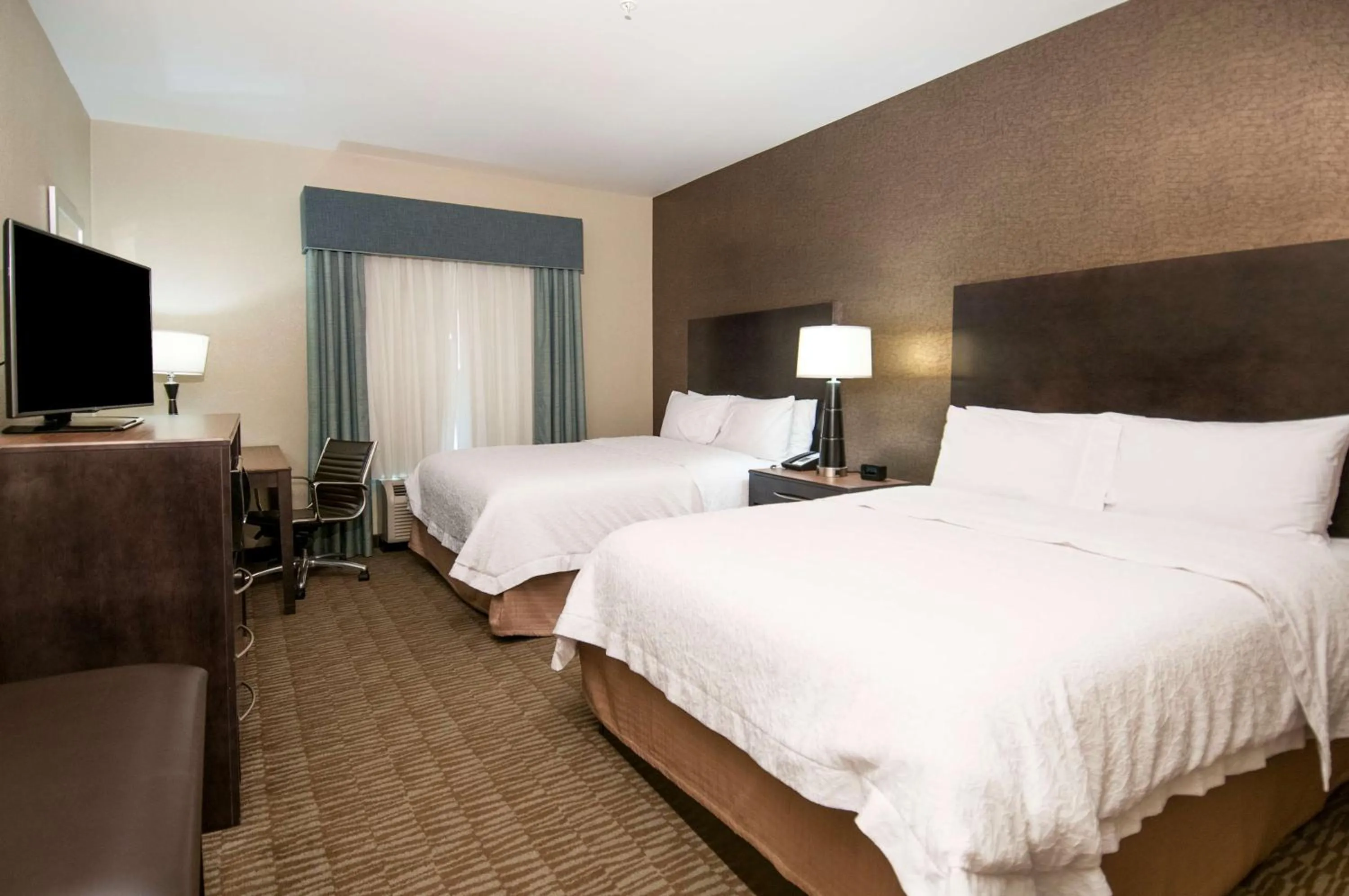 Bedroom, Bed in Hampton Inn Hernando, MS