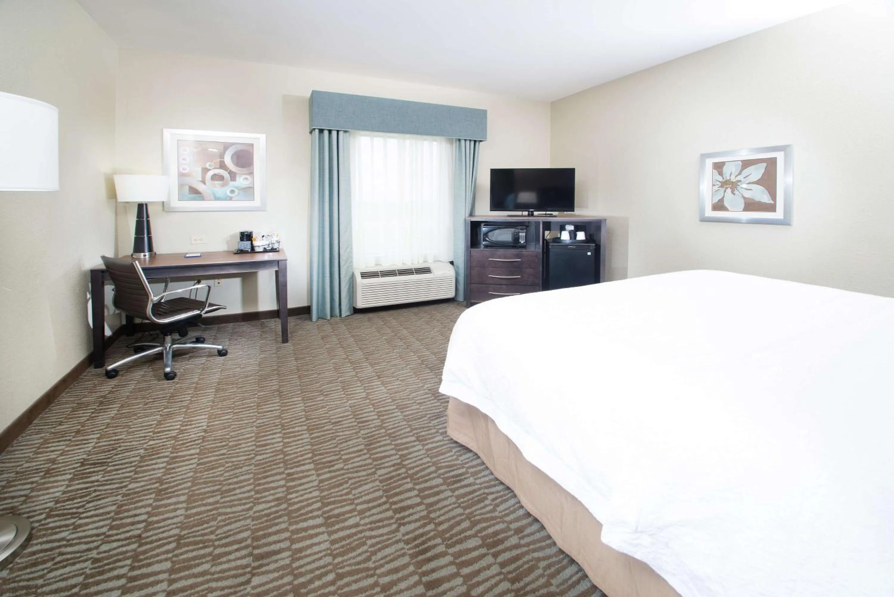 Bedroom, Bed in Hampton Inn Hernando, MS