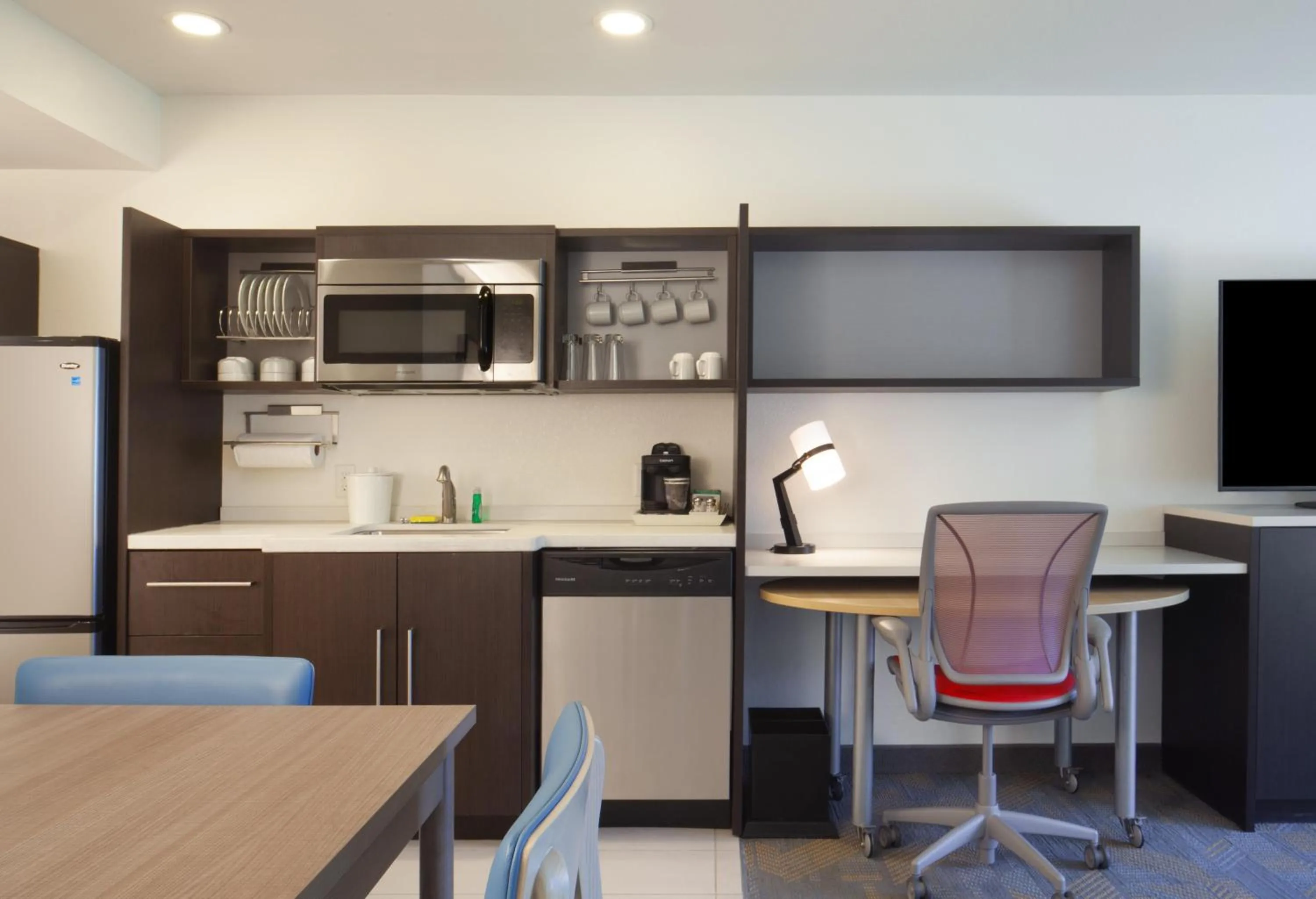 Kitchen or kitchenette in Home2 Suites by Hilton Canton