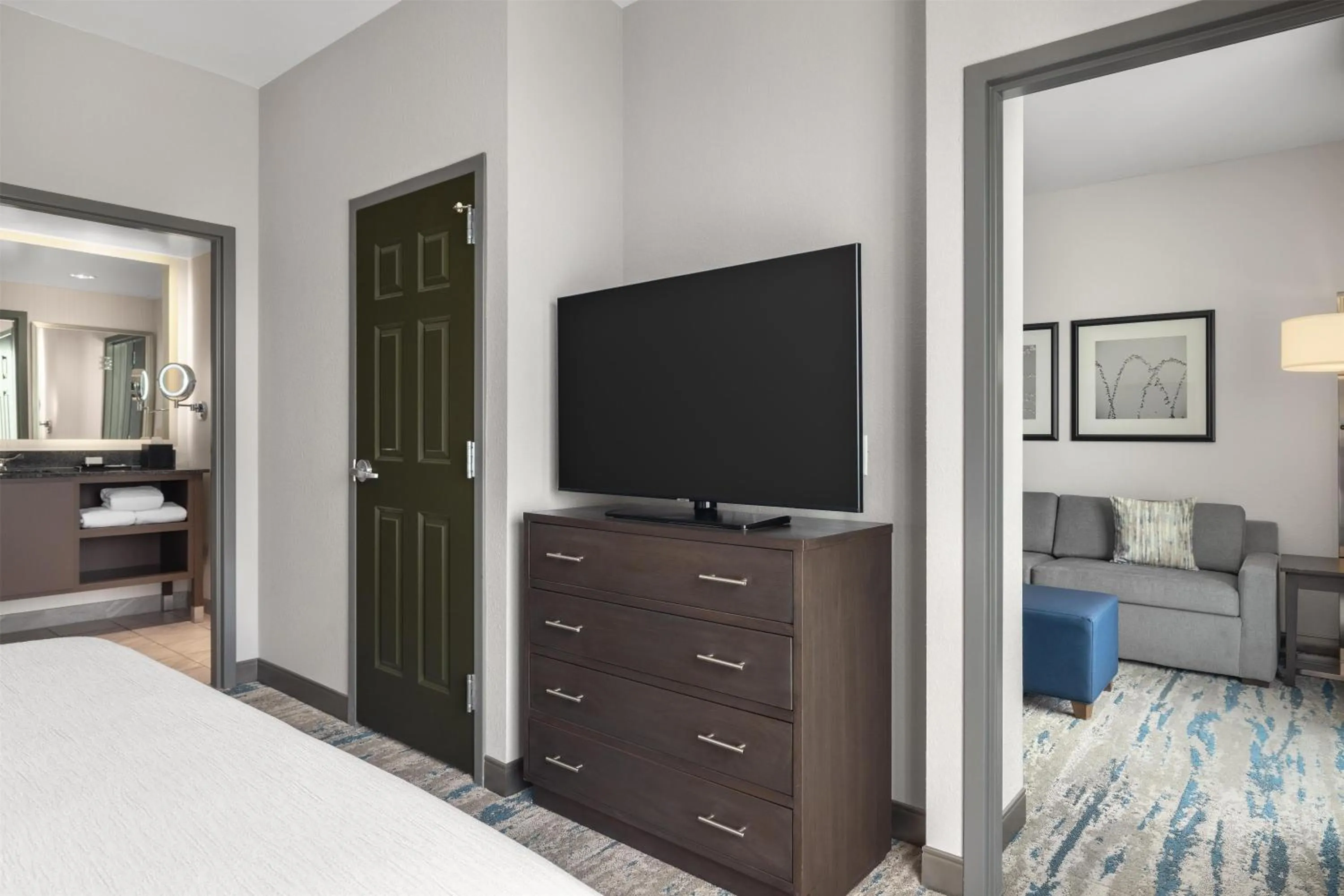 Bed in Embassy Suites Charlotte/Ayrsley