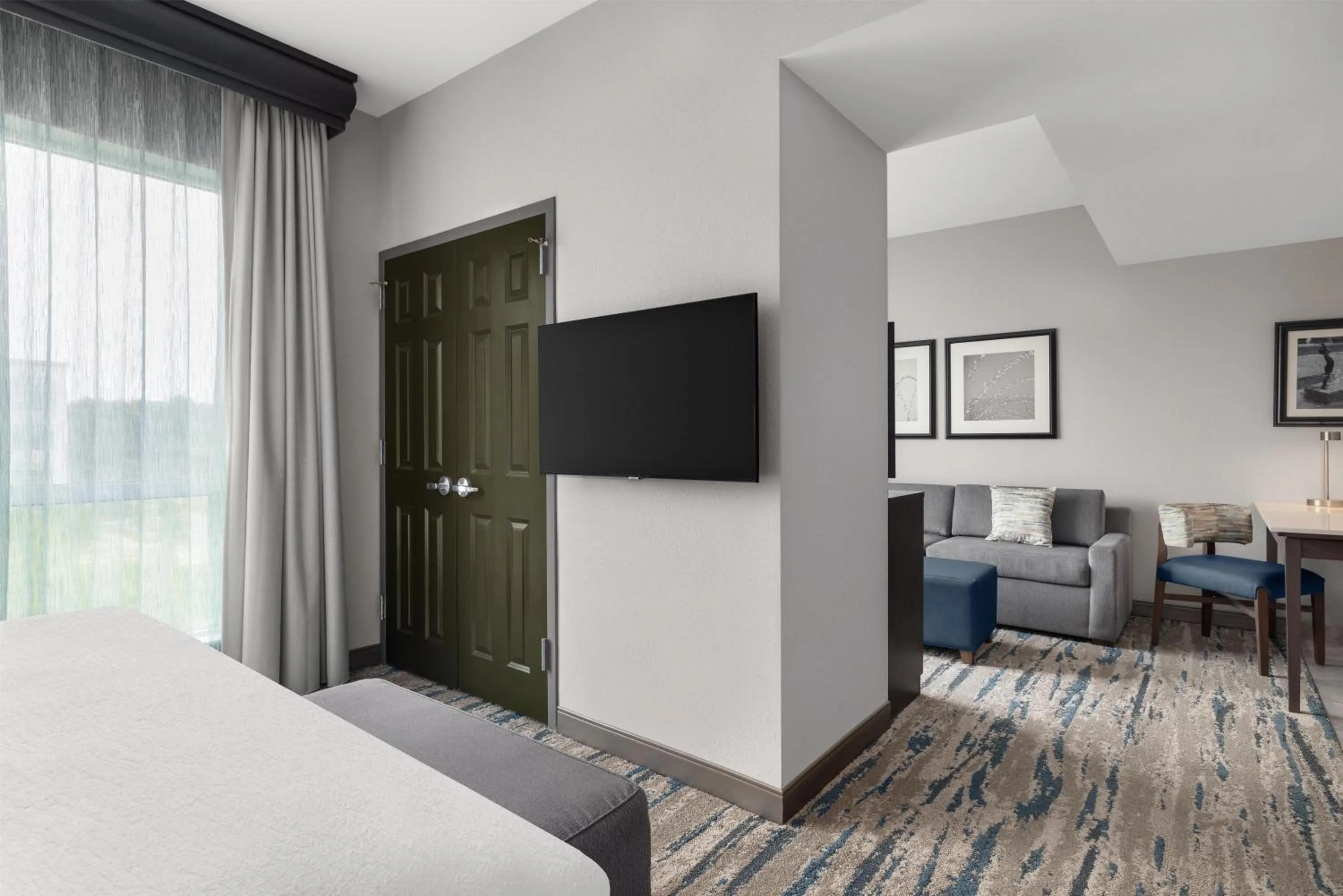 Bed in Embassy Suites Charlotte/Ayrsley