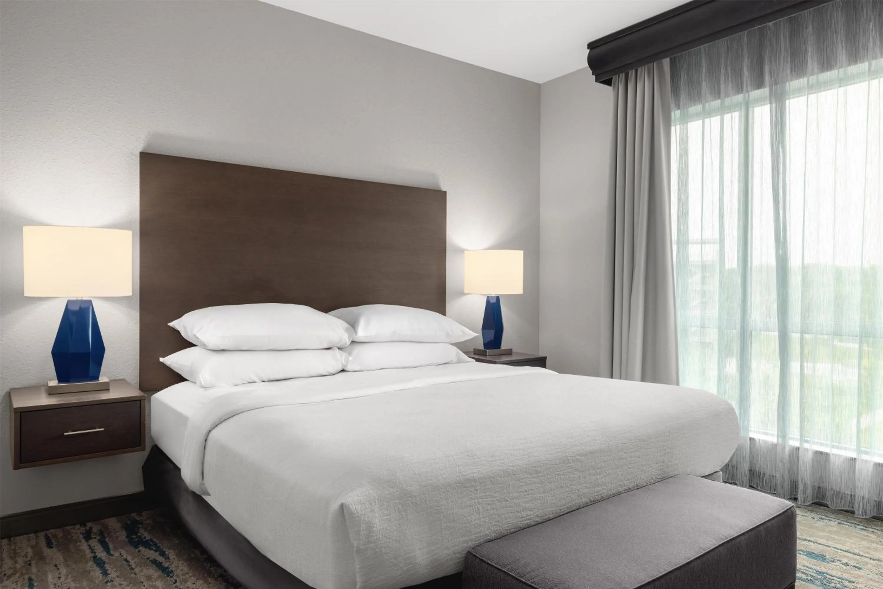 Bed in Embassy Suites Charlotte/Ayrsley