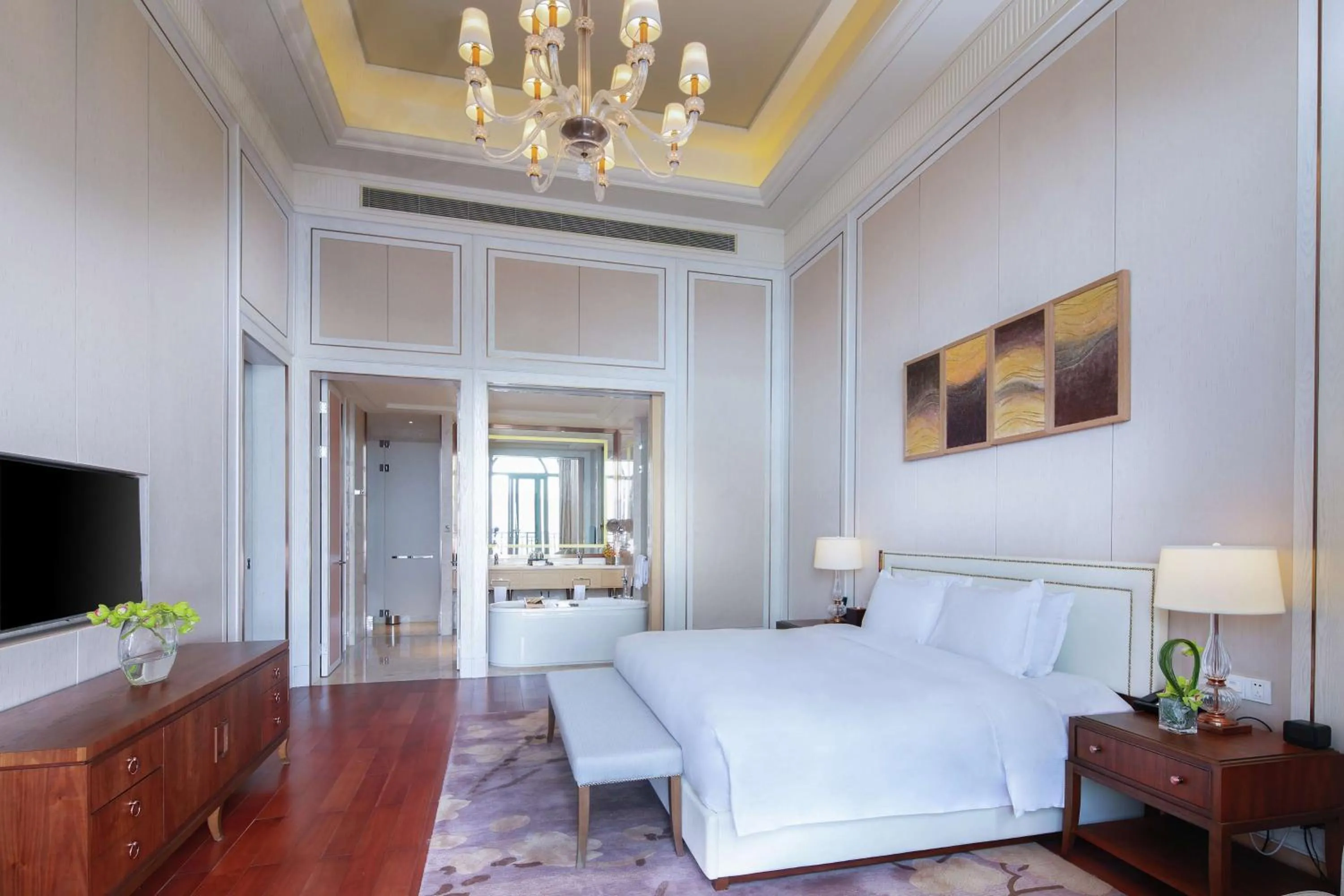 Bathroom, Bed in Hilton Yuxi Fuxian Lake