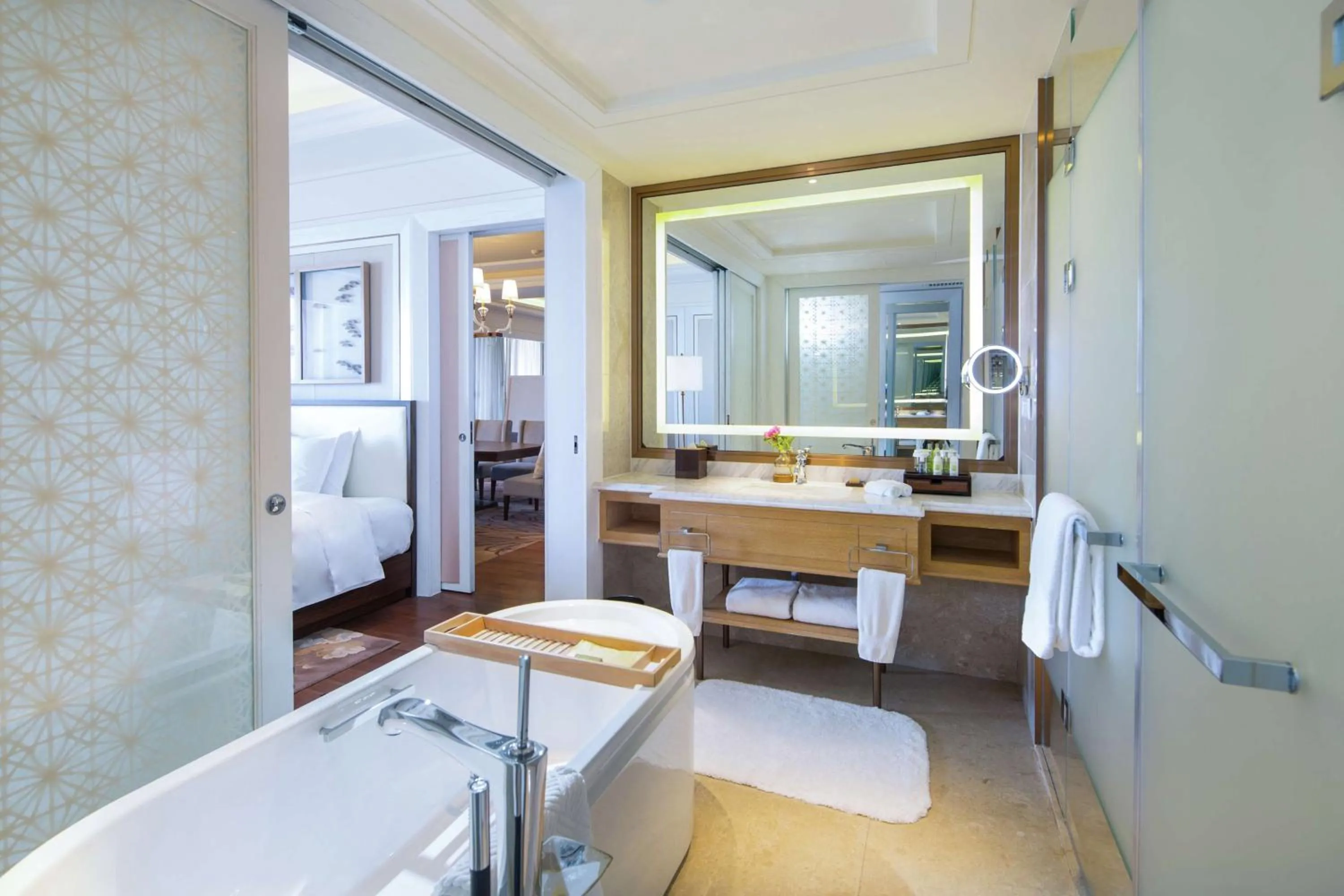 Bathroom, Bed in Hilton Yuxi Fuxian Lake