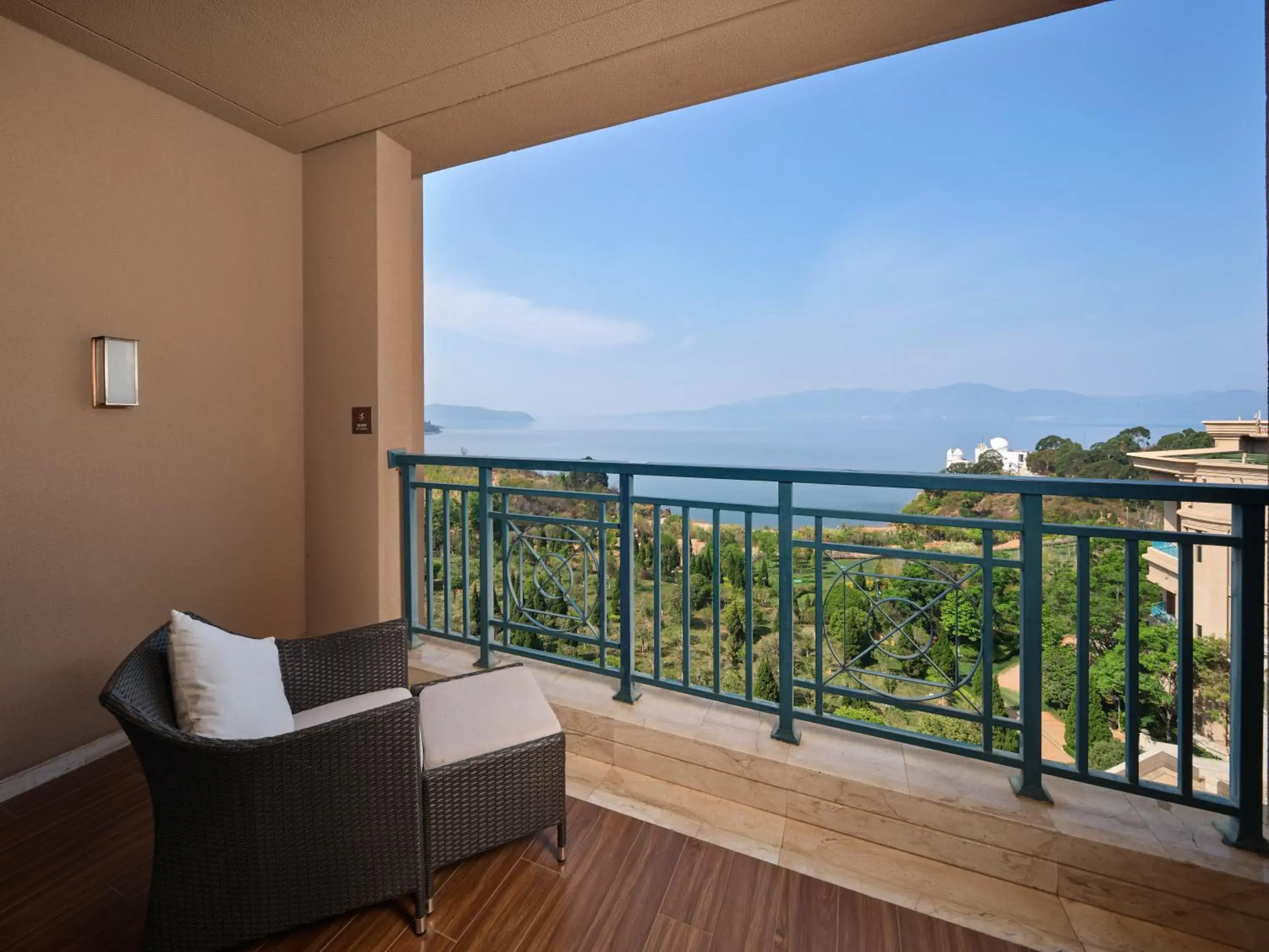 Executive King Room with Lake View in Hilton Yuxi Fuxian Lake Executive King Room with Lake View in Hilton Yuxi Fuxian Lake