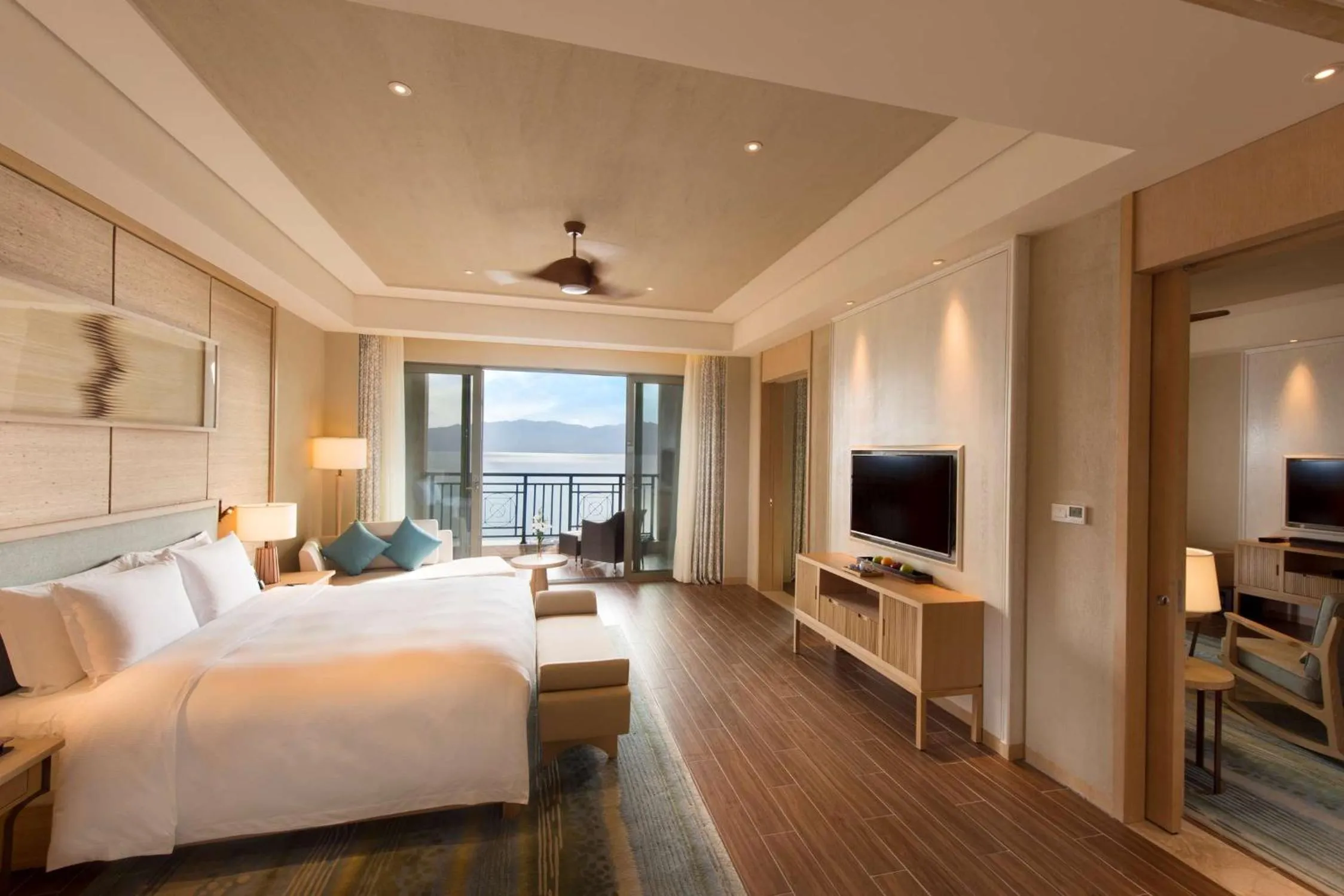 Living room, Bed in Hilton Yuxi Fuxian Lake