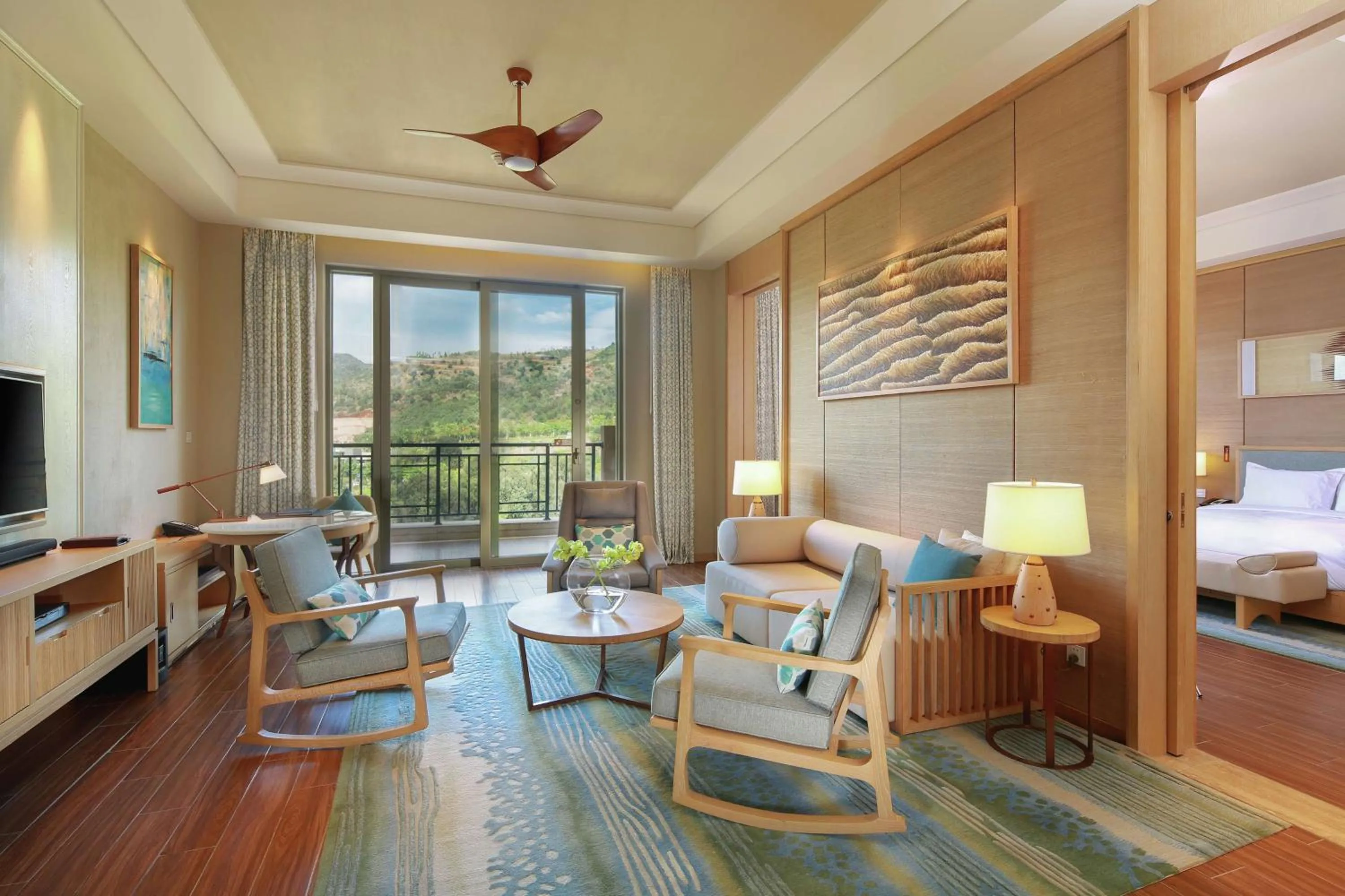 Living room, Bed in Hilton Yuxi Fuxian Lake