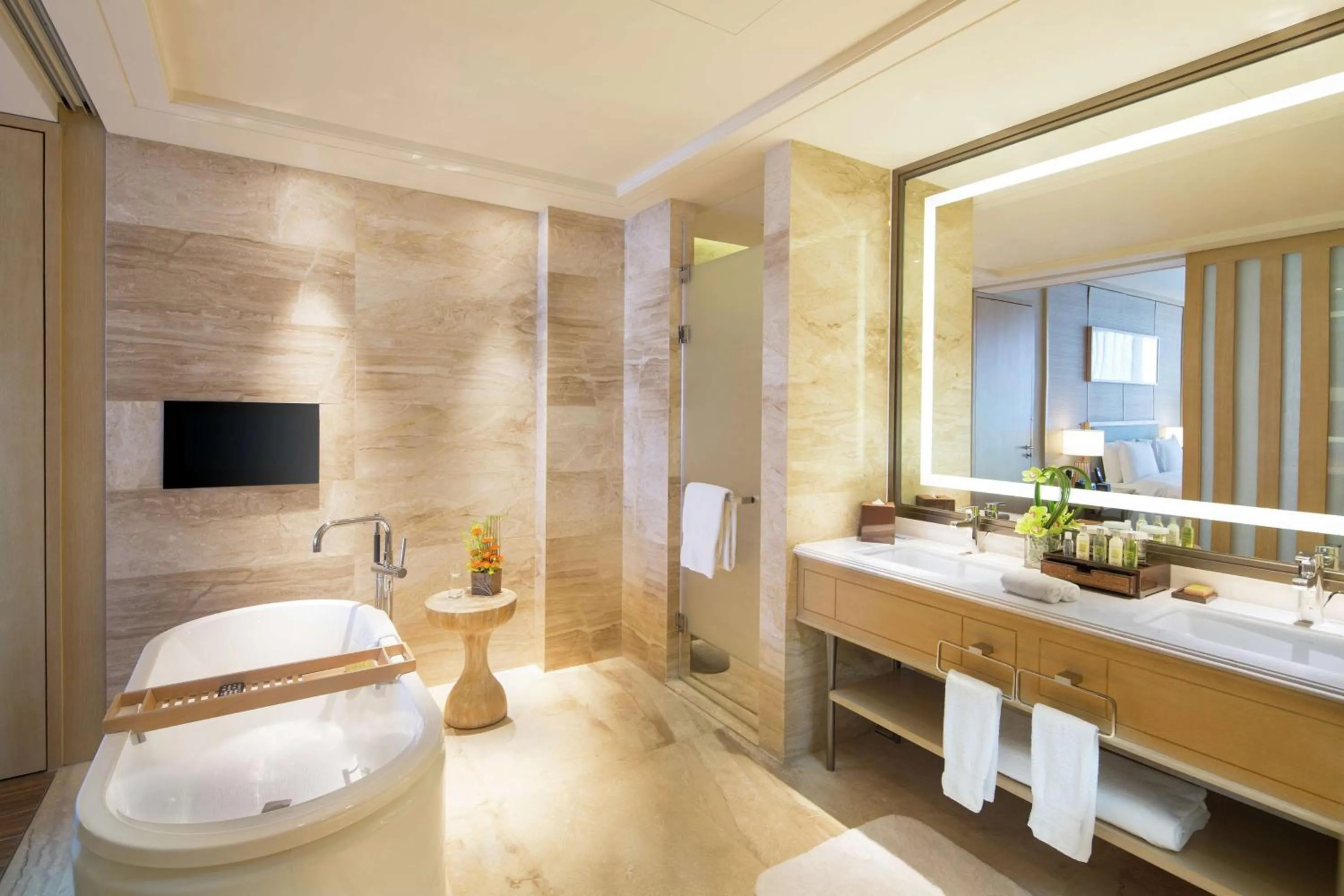 Bathroom, Bed in Hilton Yuxi Fuxian Lake