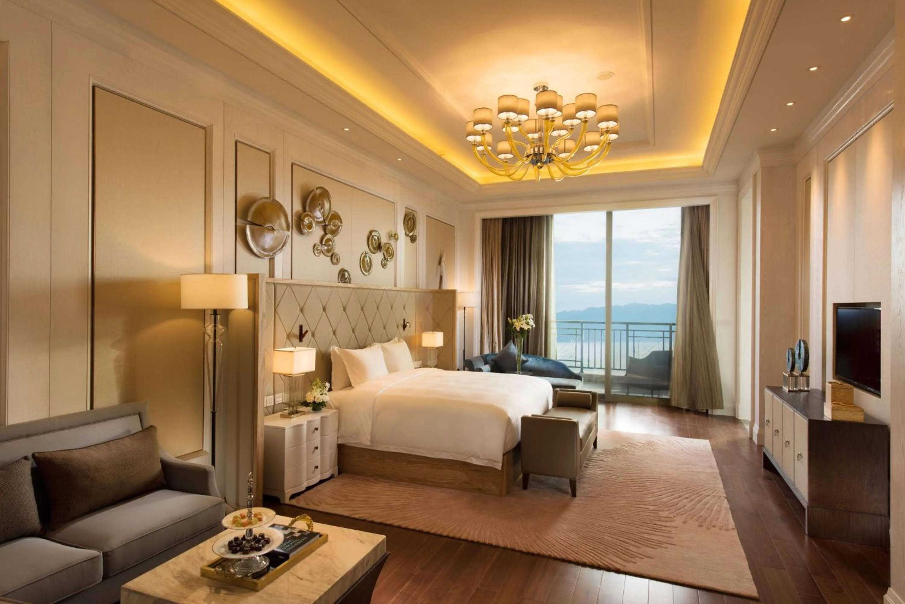 Living room, Bed in Hilton Yuxi Fuxian Lake