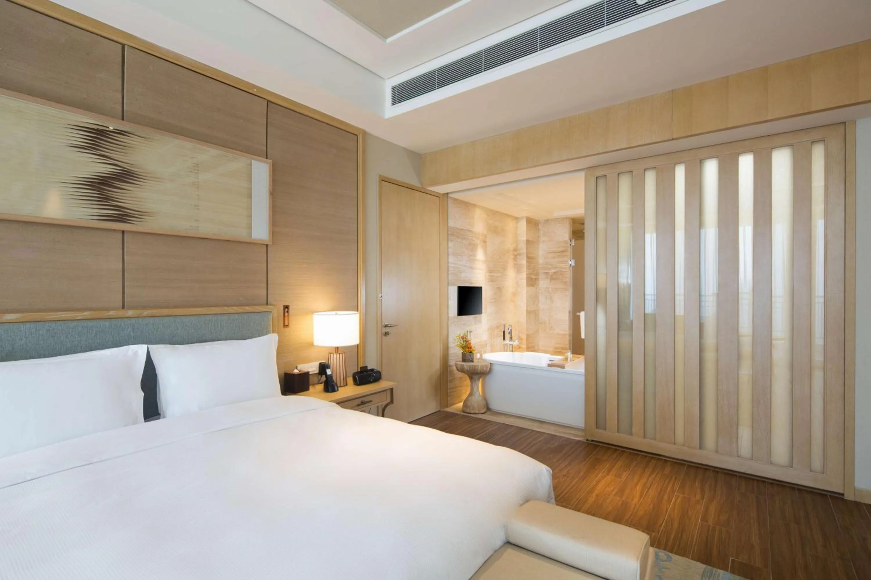 Bathroom, Bed in Hilton Yuxi Fuxian Lake