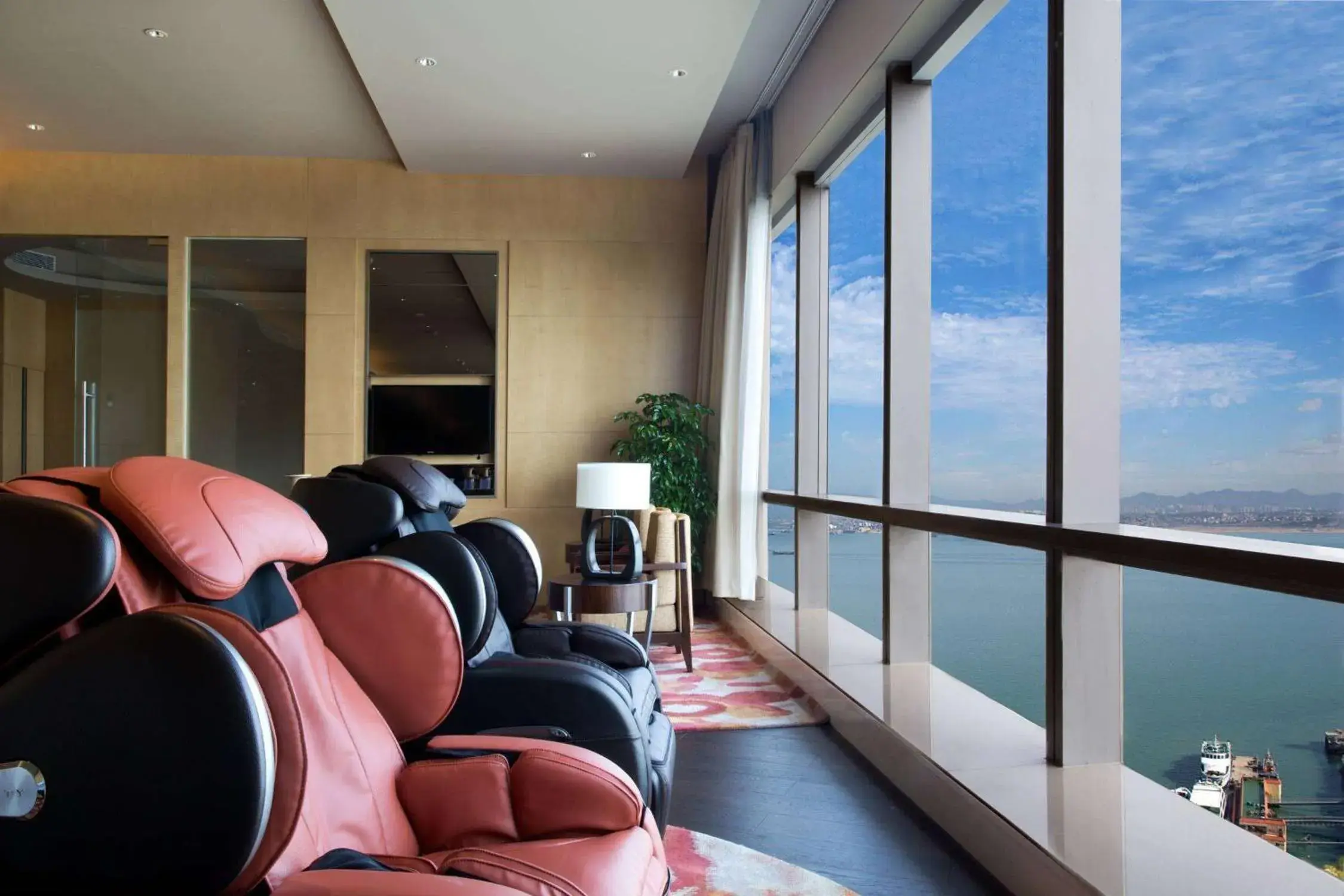 Lounge or bar in DoubleTree by Hilton Hotel Xiamen - Wuyuan Bay Lounge or bar in DoubleTree by Hilton Hotel Xiamen - Wuyuan Bay