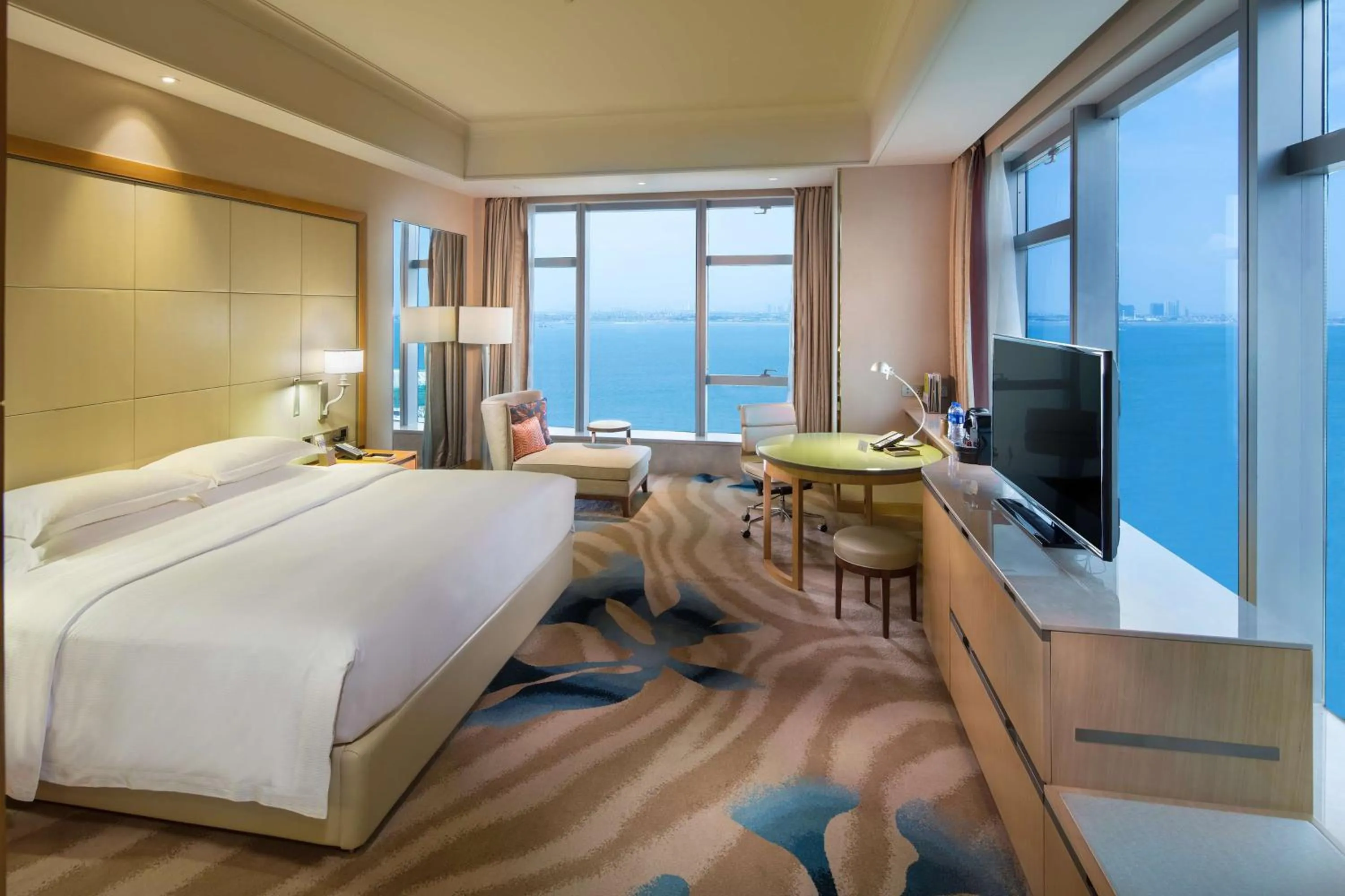Bedroom, Bed in DoubleTree by Hilton Hotel Xiamen - Wuyuan Bay