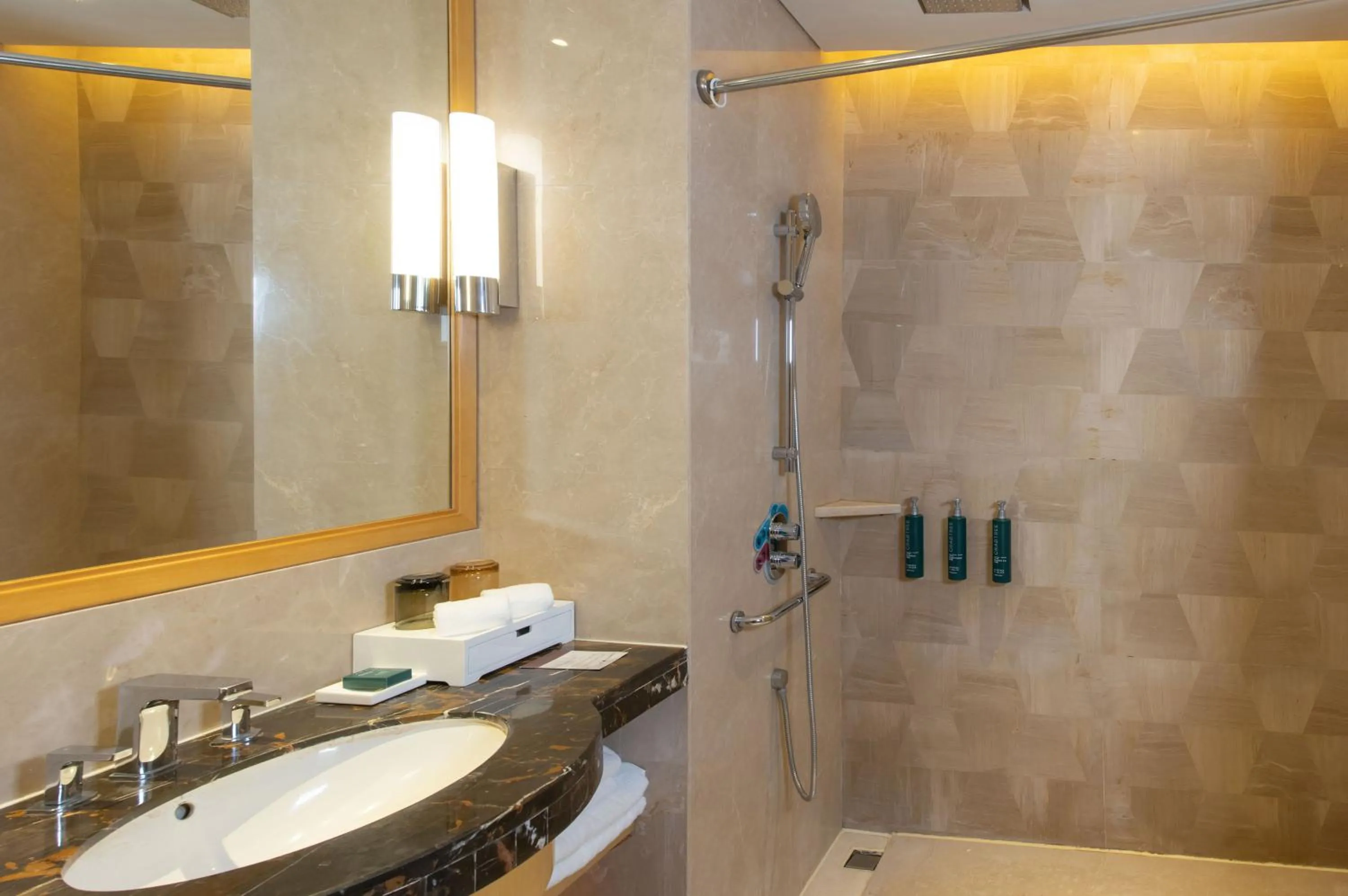 Shower in DoubleTree by Hilton Hotel Xiamen - Wuyuan Bay