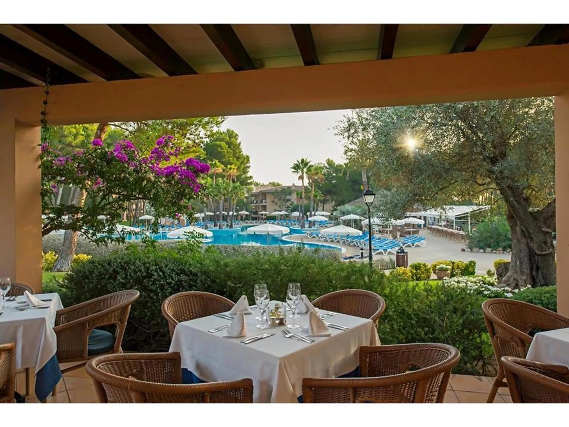 Restaurant/places to eat in Vell Mari Hotel & Resort