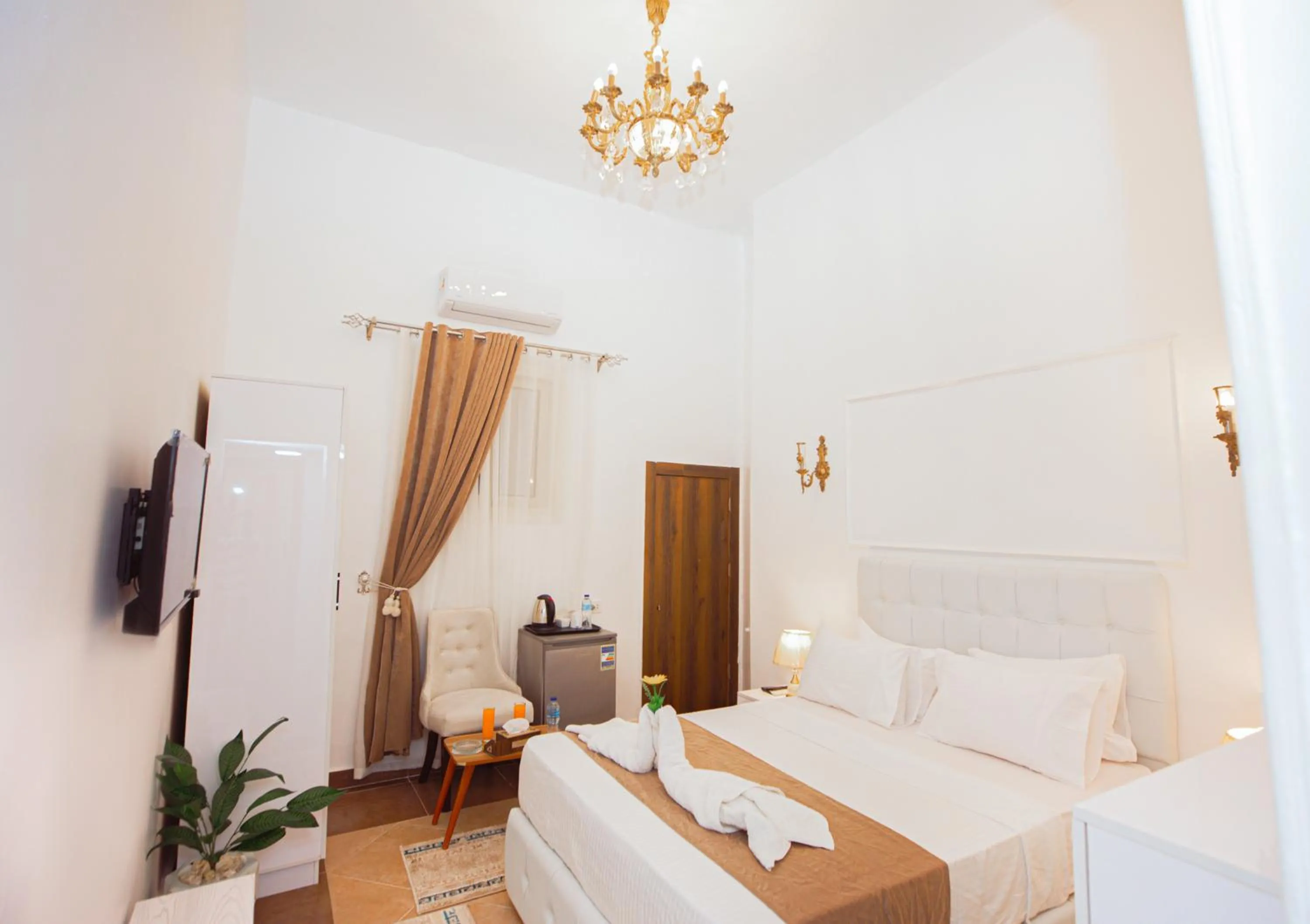 Single Room in Downtown Antique Hotel