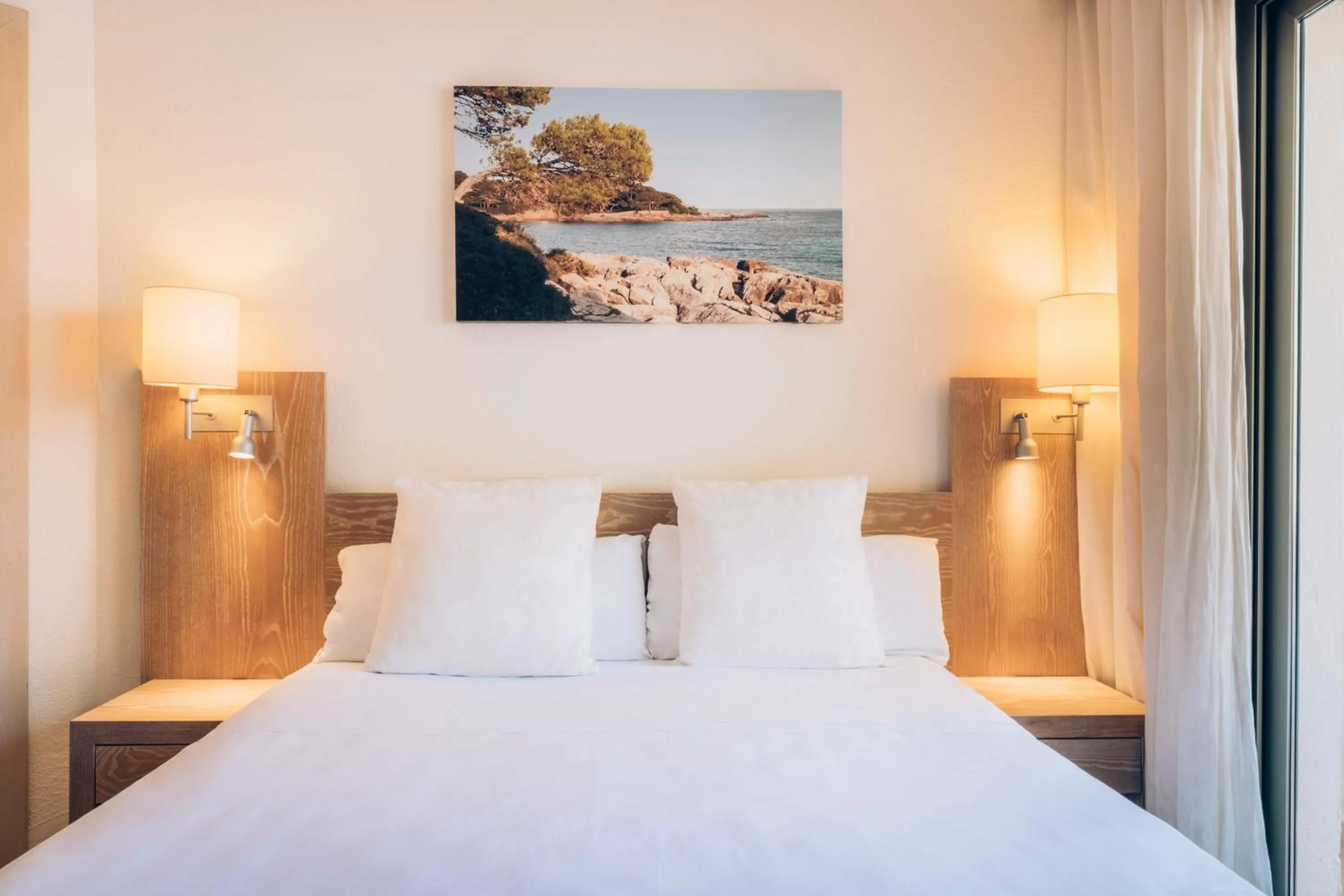 Seating area, Bed in Iberostar Waves Pinos Park