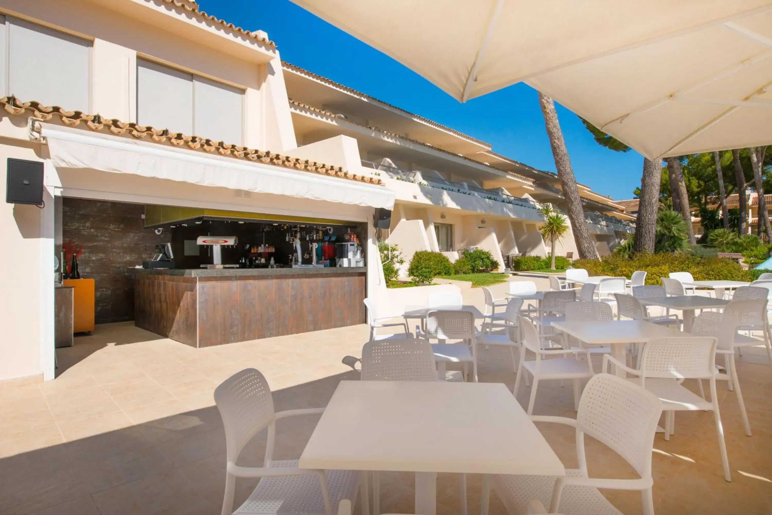 Lounge or bar in Iberostar Waves Pinos Park Lounge or bar in Iberostar Waves Pinos Park