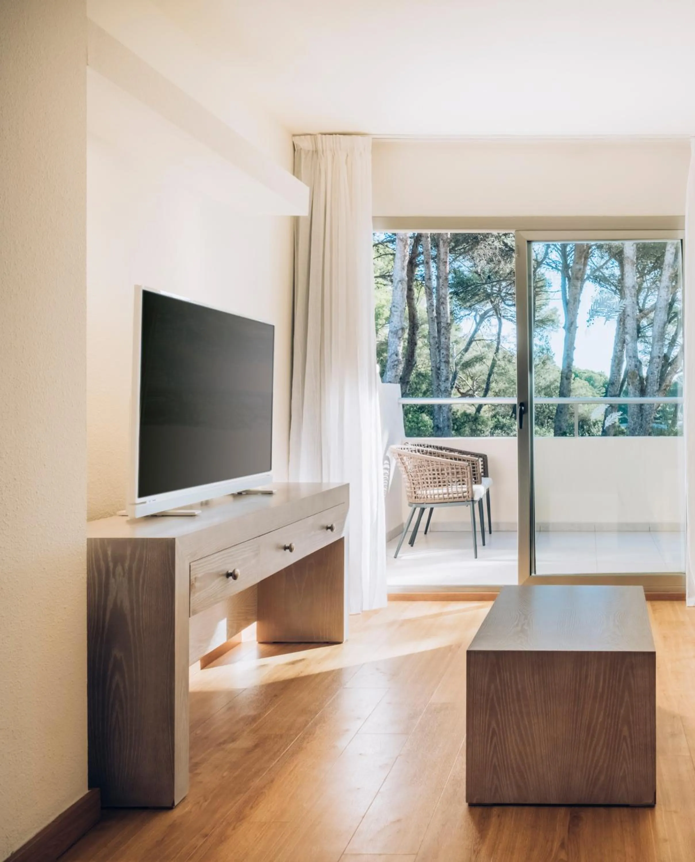 TV and multimedia in Iberostar Waves Pinos Park