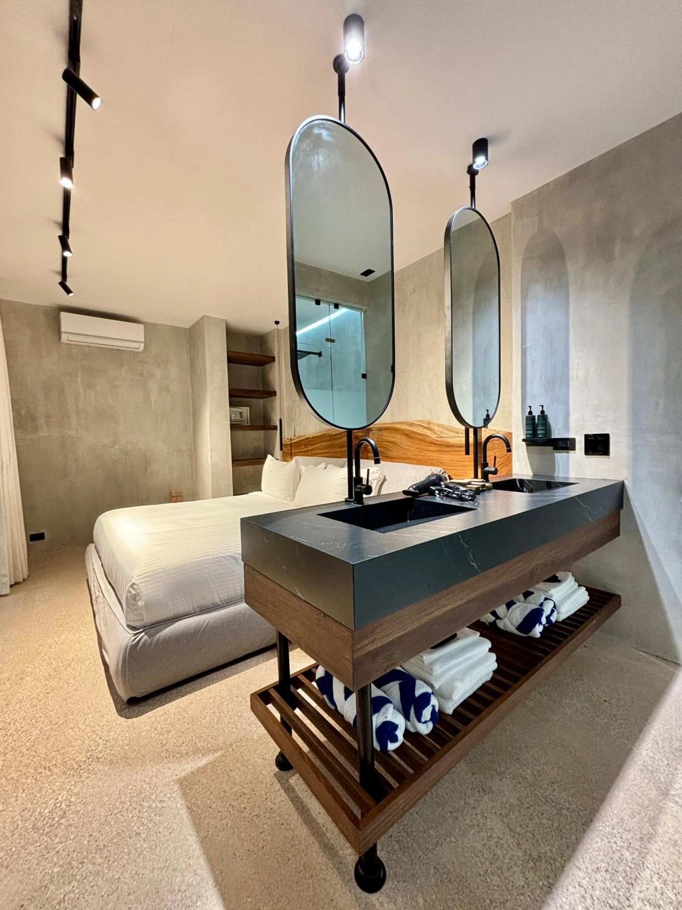 Bedroom, Bed in Blooma Boutique Hotel