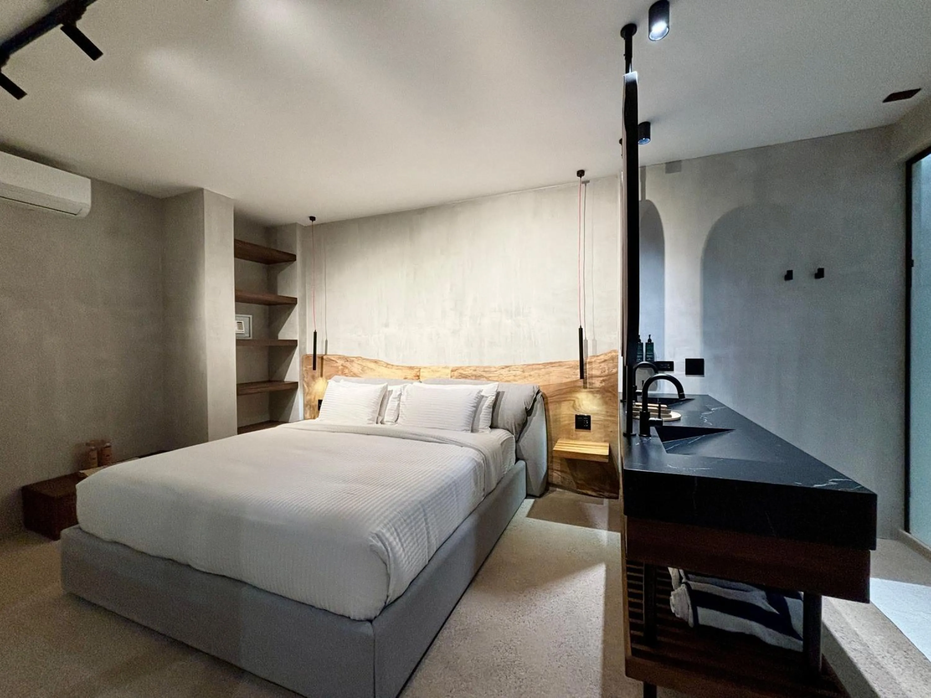 Bathroom, Bed in Blooma Boutique Hotel