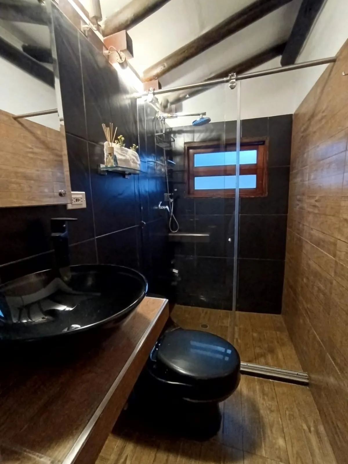 Bathroom in La Toscana Hostel