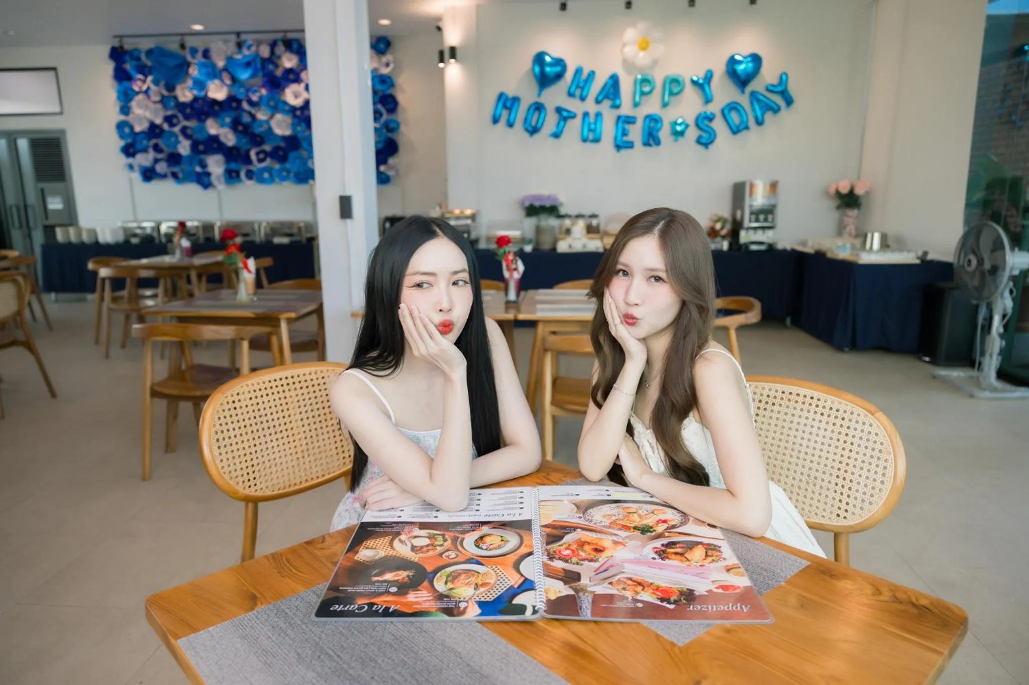 Restaurant/places to eat in The Horizon Groove Hotel