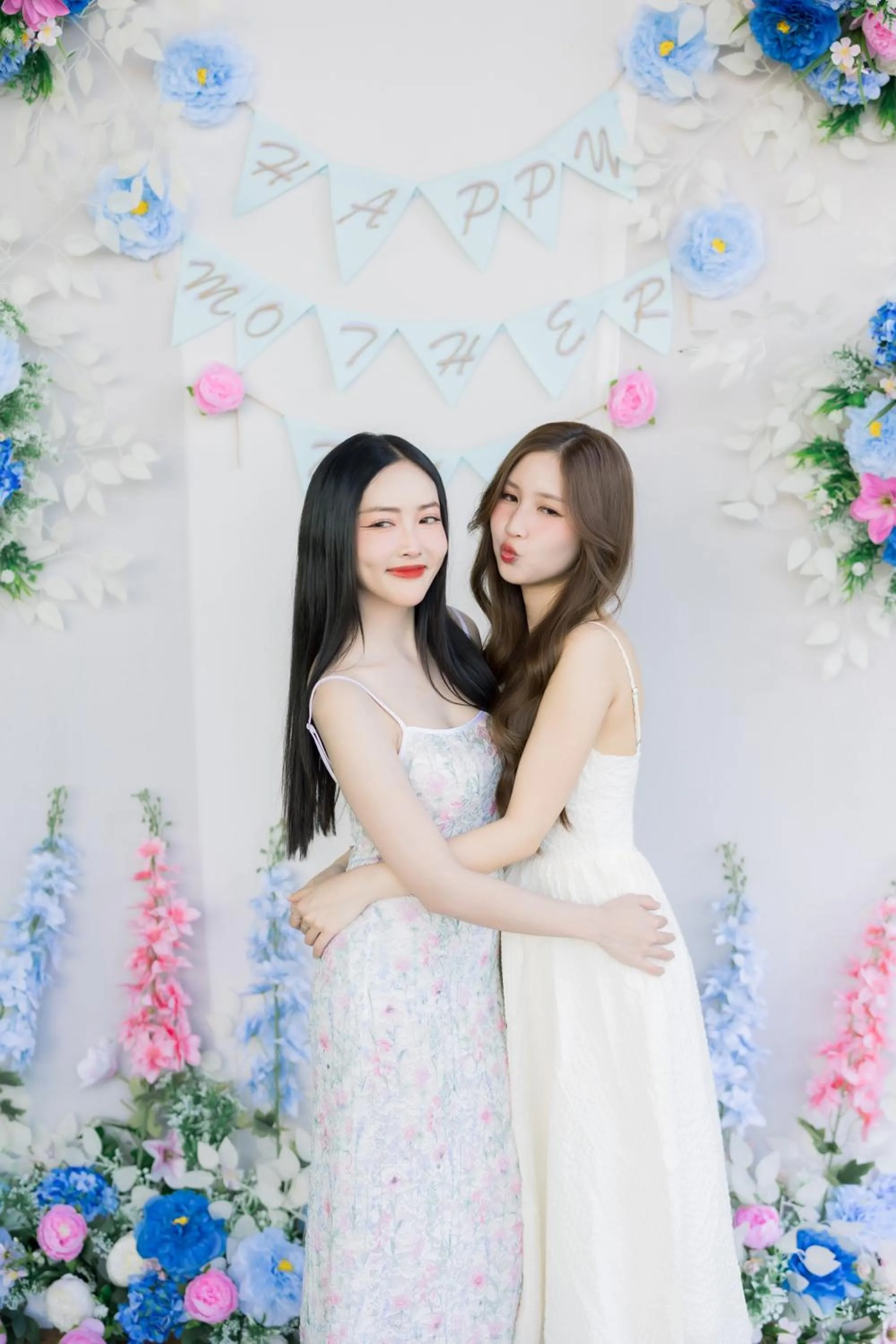 People in The Horizon Groove Hotel