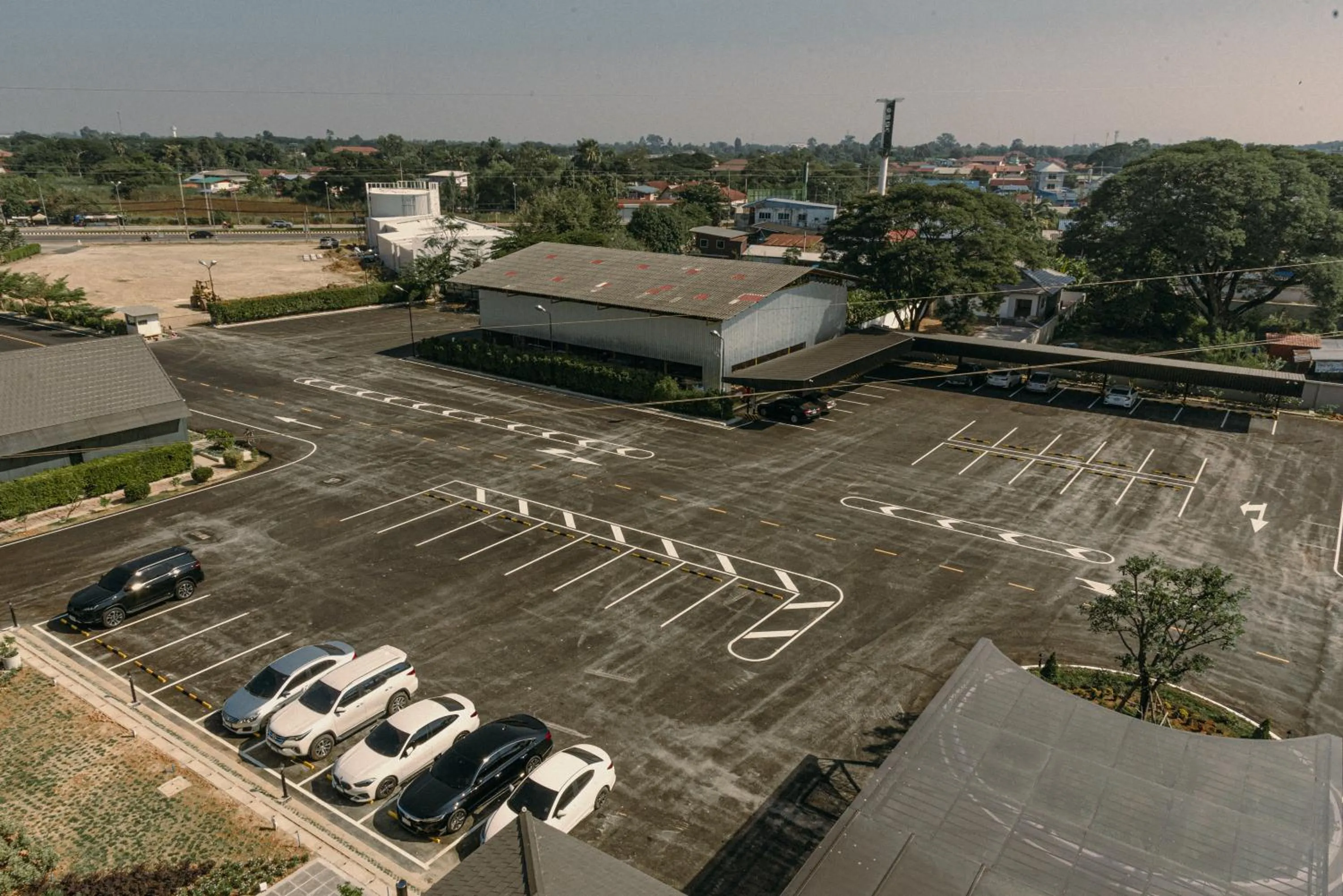 Quiet street view in The Horizon Groove Hotel