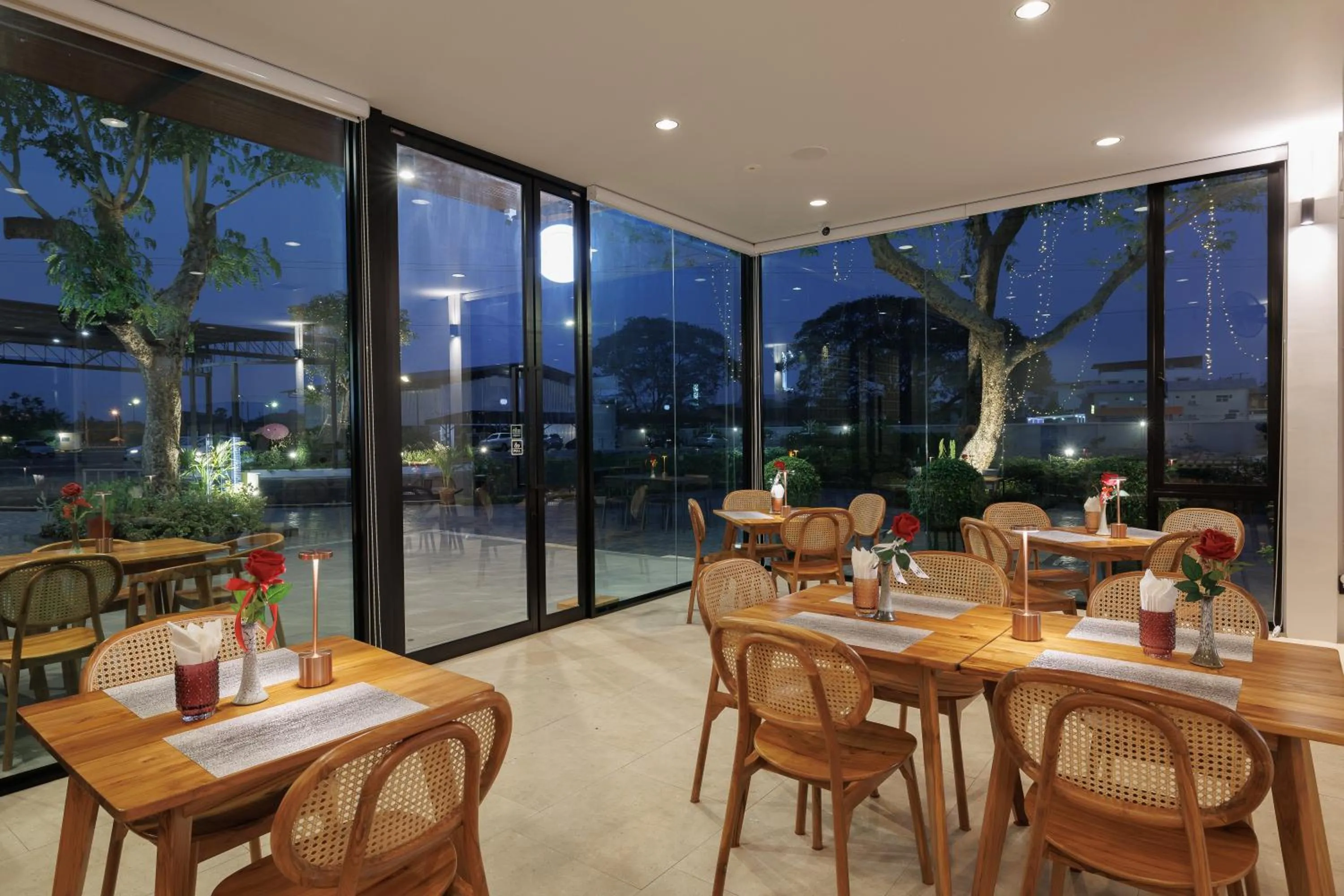 Restaurant/places to eat in The Horizon Groove Hotel