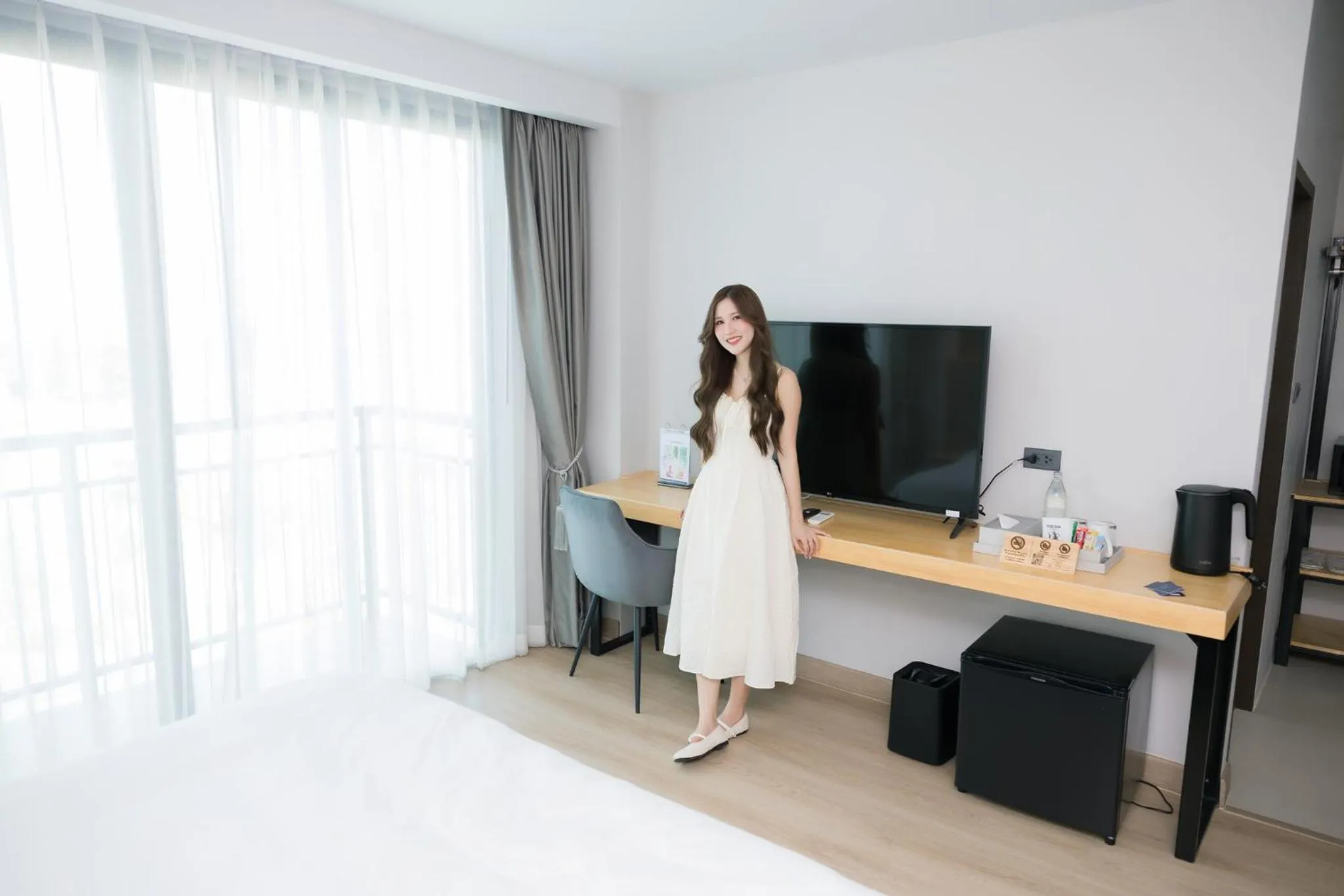 Communal lounge/ TV room in The Horizon Groove Hotel