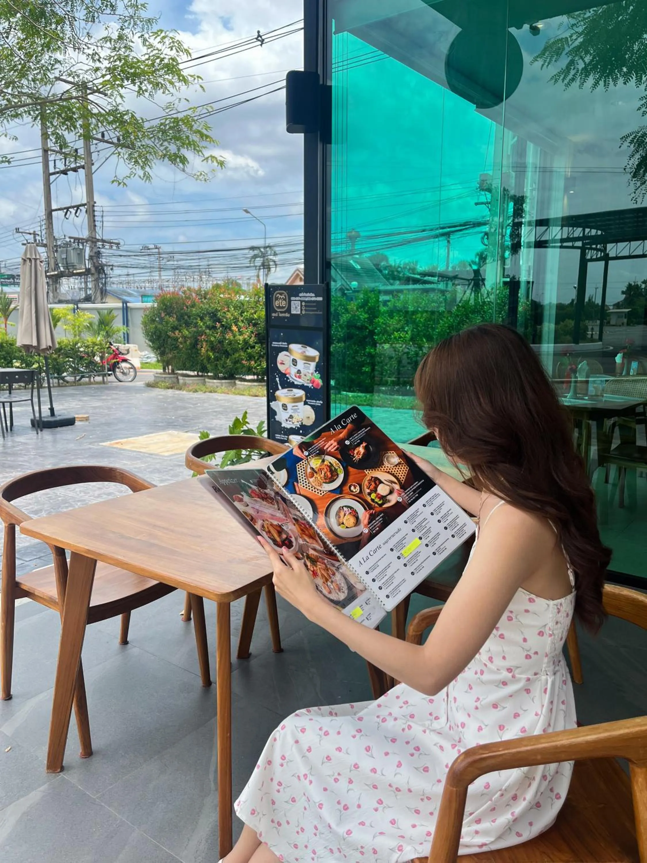 Restaurant/places to eat in The Horizon Groove Hotel