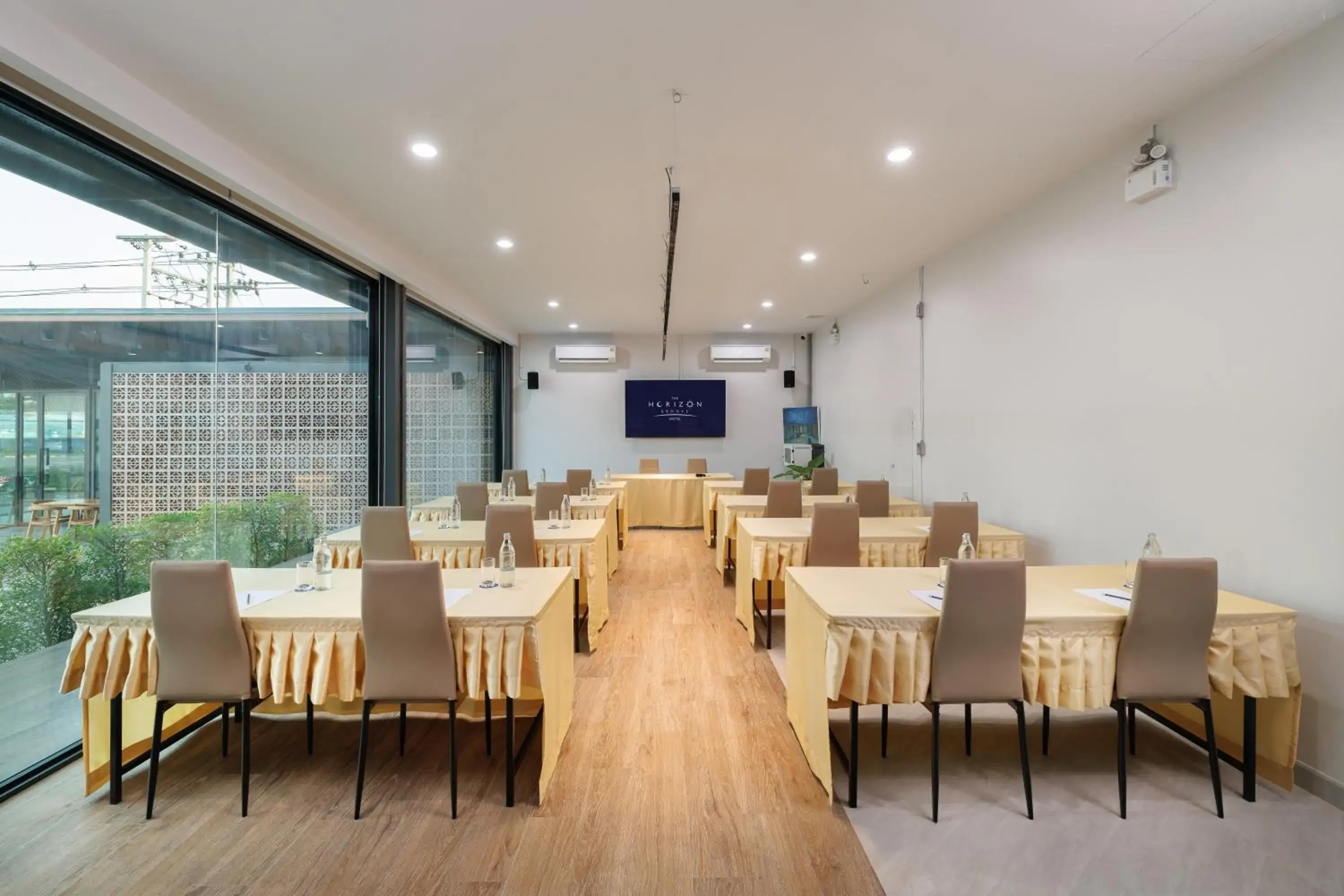 Restaurant/places to eat in The Horizon Groove Hotel Restaurant/places to eat in The Horizon Groove Hotel