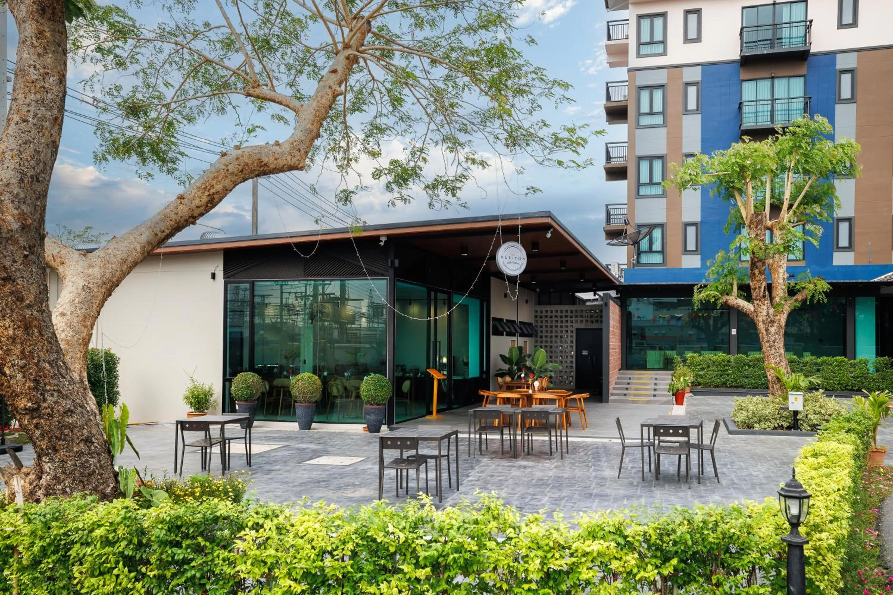 Restaurant/places to eat in The Horizon Groove Hotel