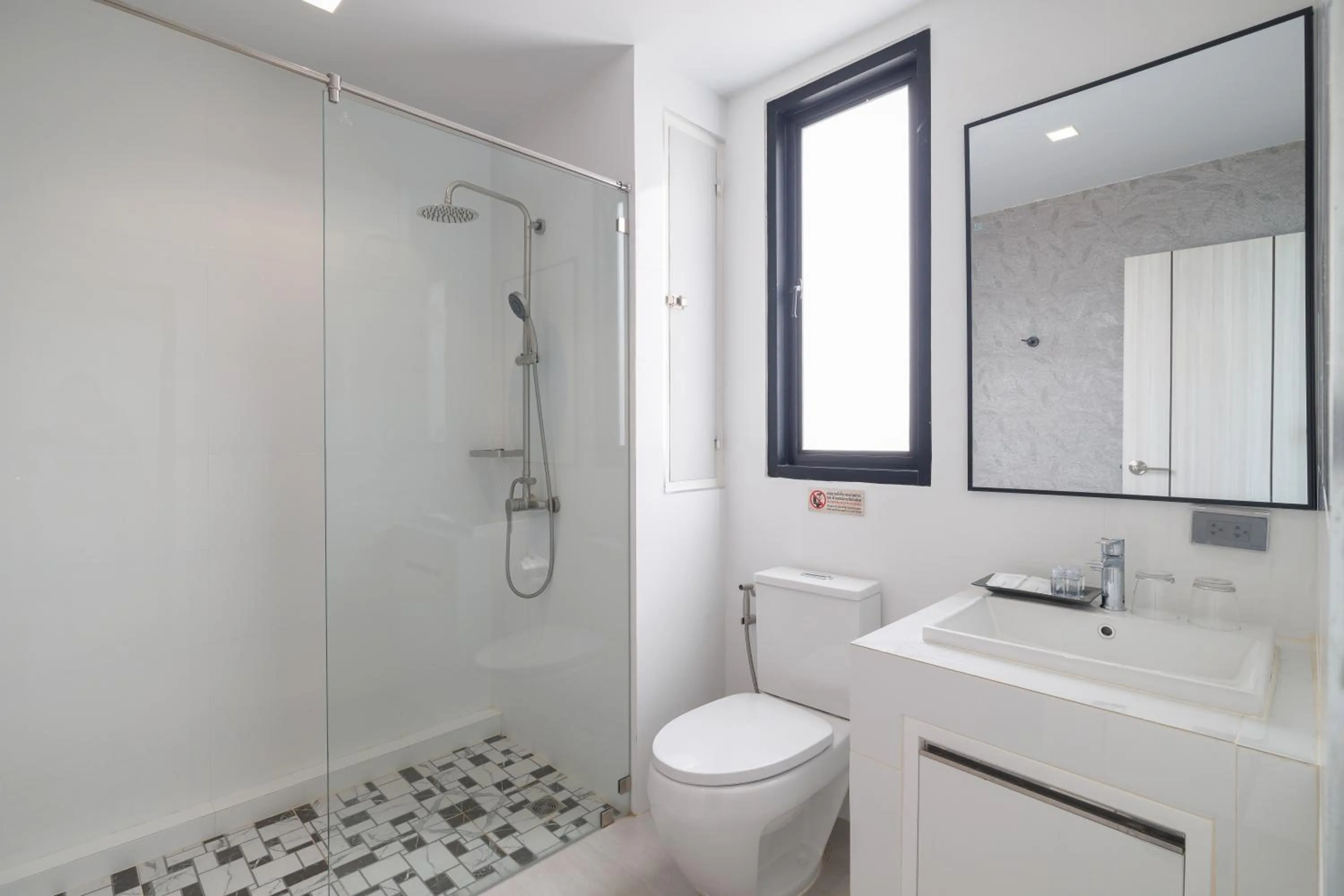 Shower in The Horizon Groove Hotel