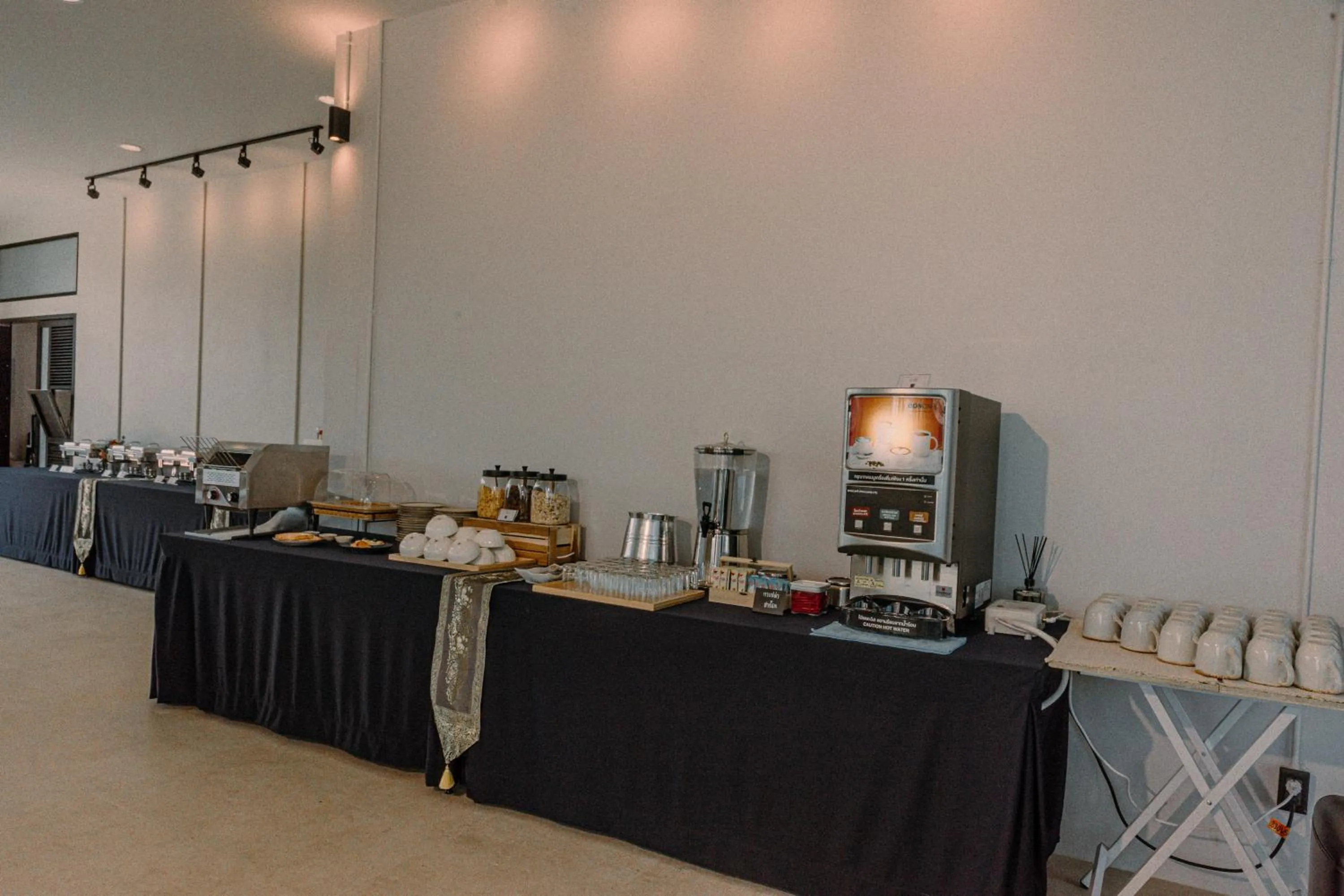 Restaurant/places to eat in The Horizon Groove Hotel