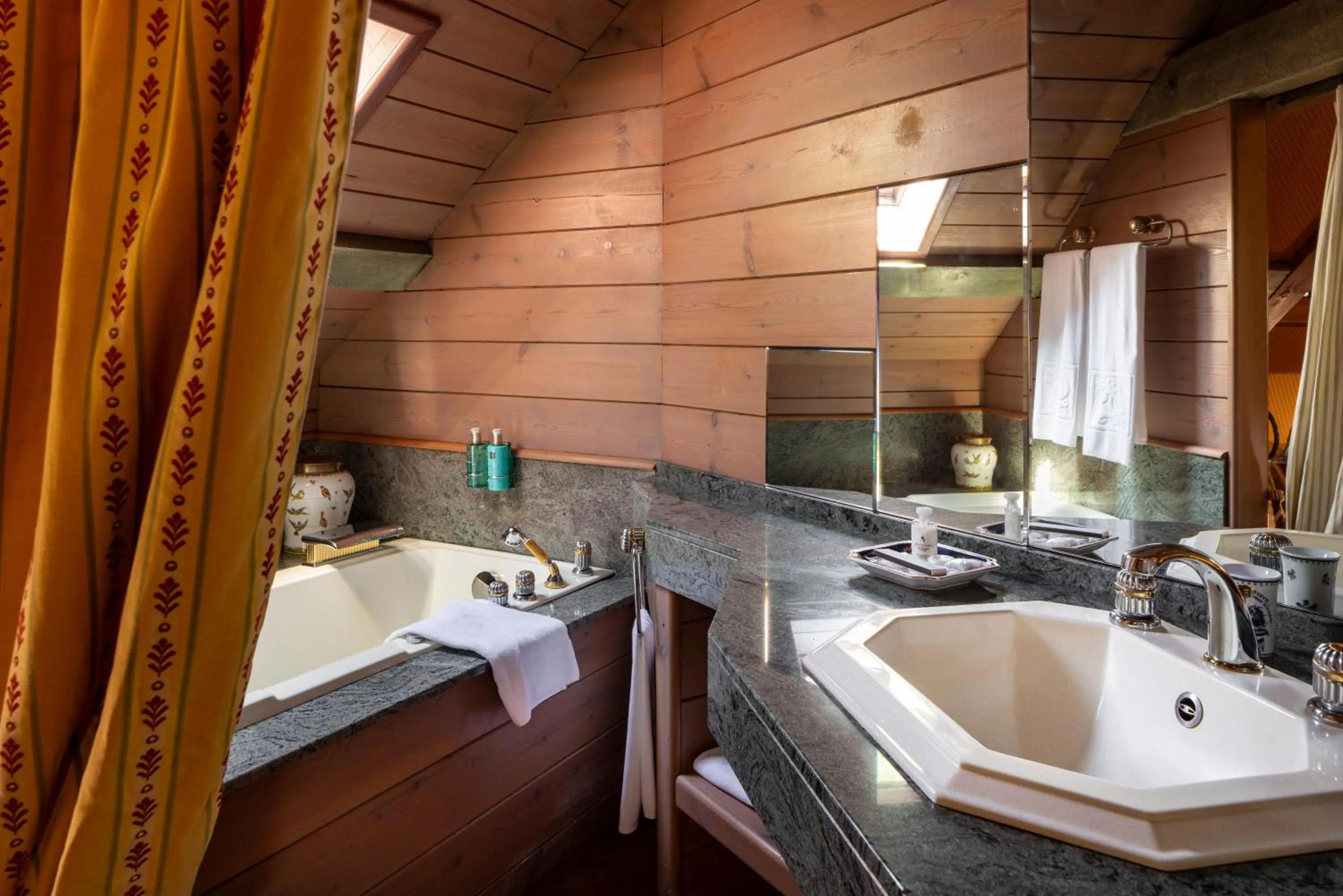 Deluxe Double Room with Bath - single occupancy in Château de Codignat