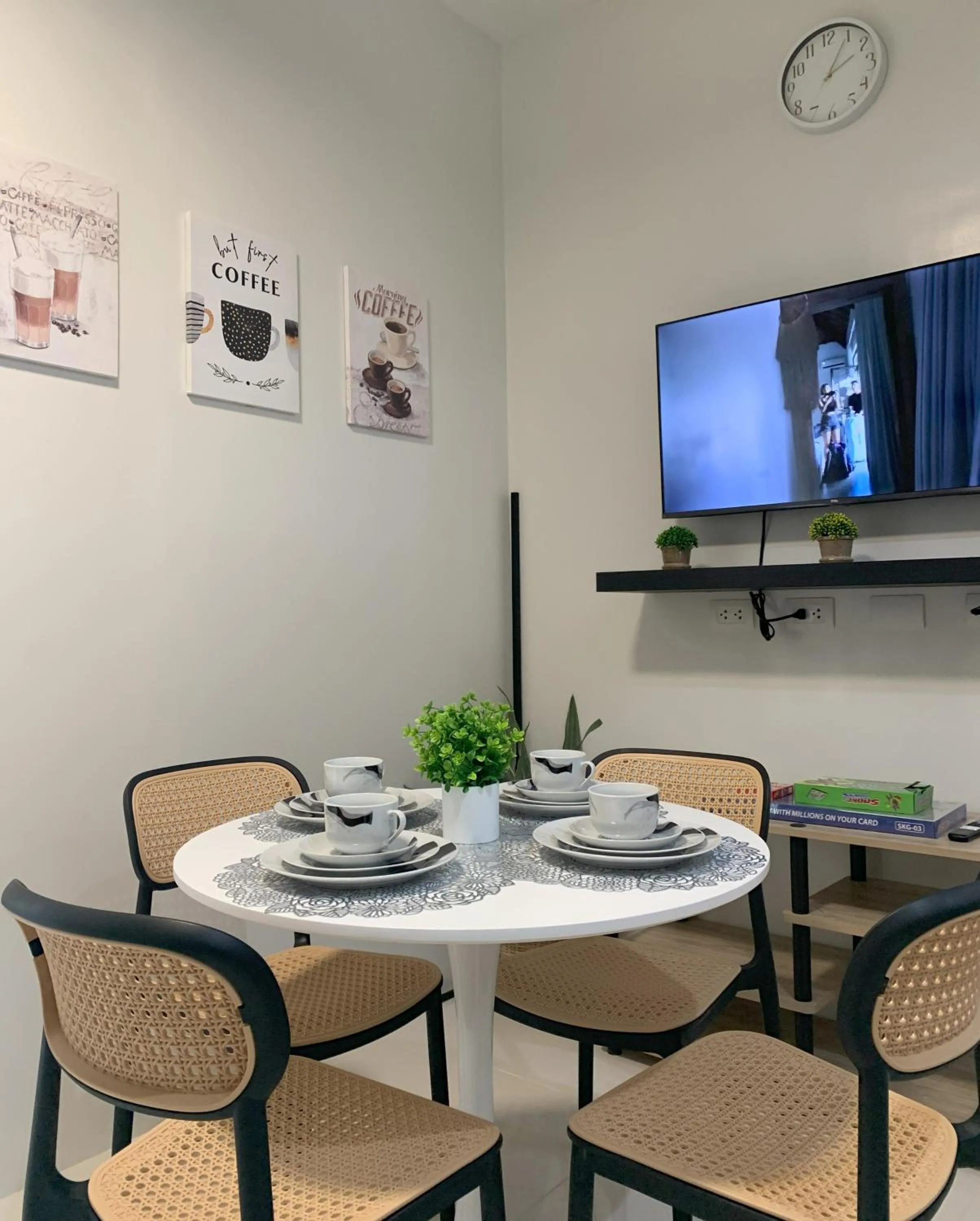 Dining area in SAL'S Oceancrest Suite