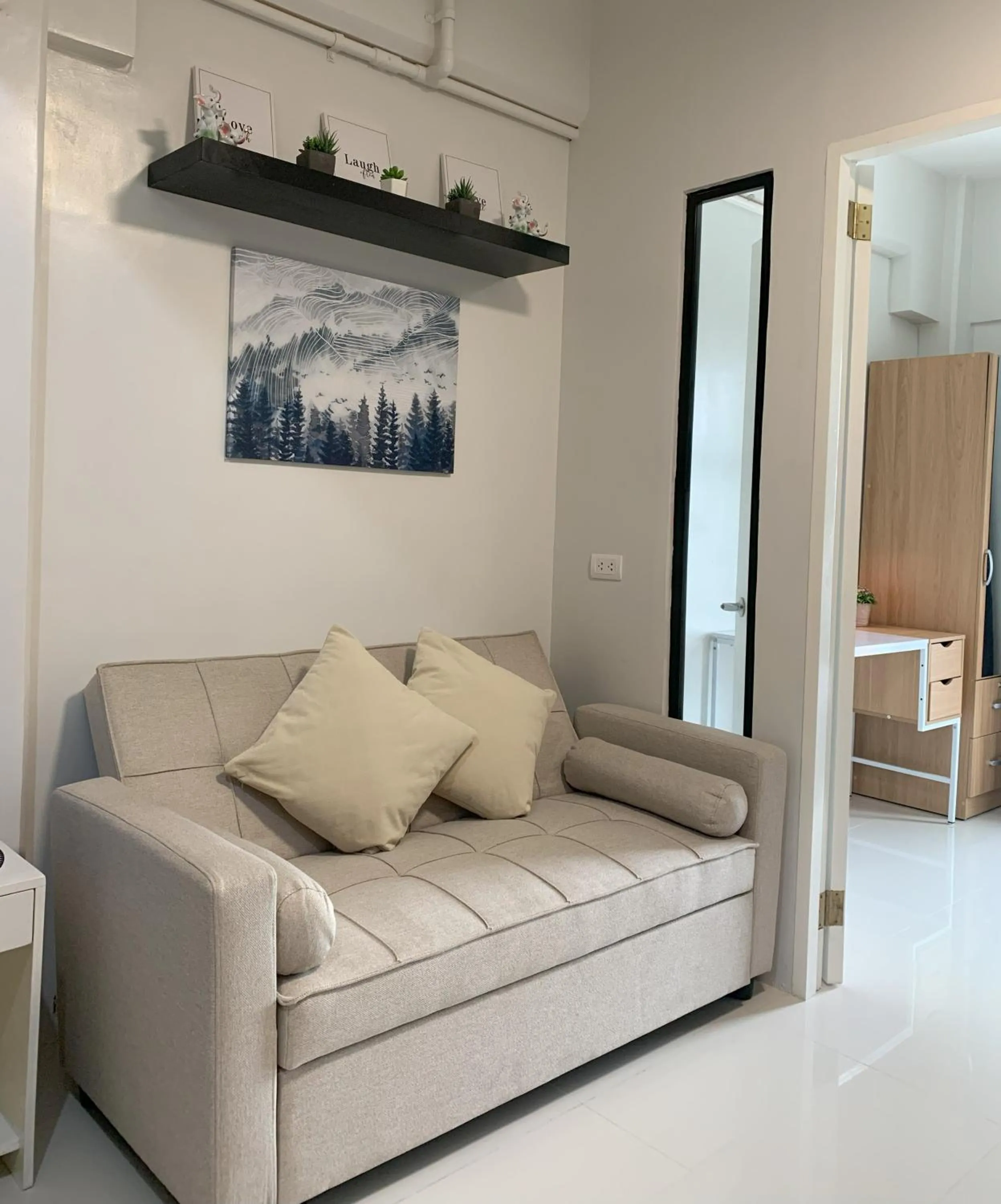 Living room in SAL'S Oceancrest Suite