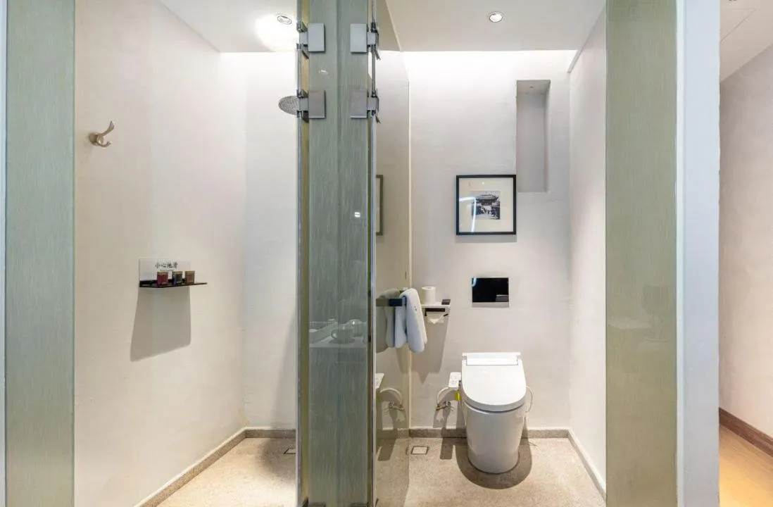 Shower in Ancient Charm Inn Chengdu