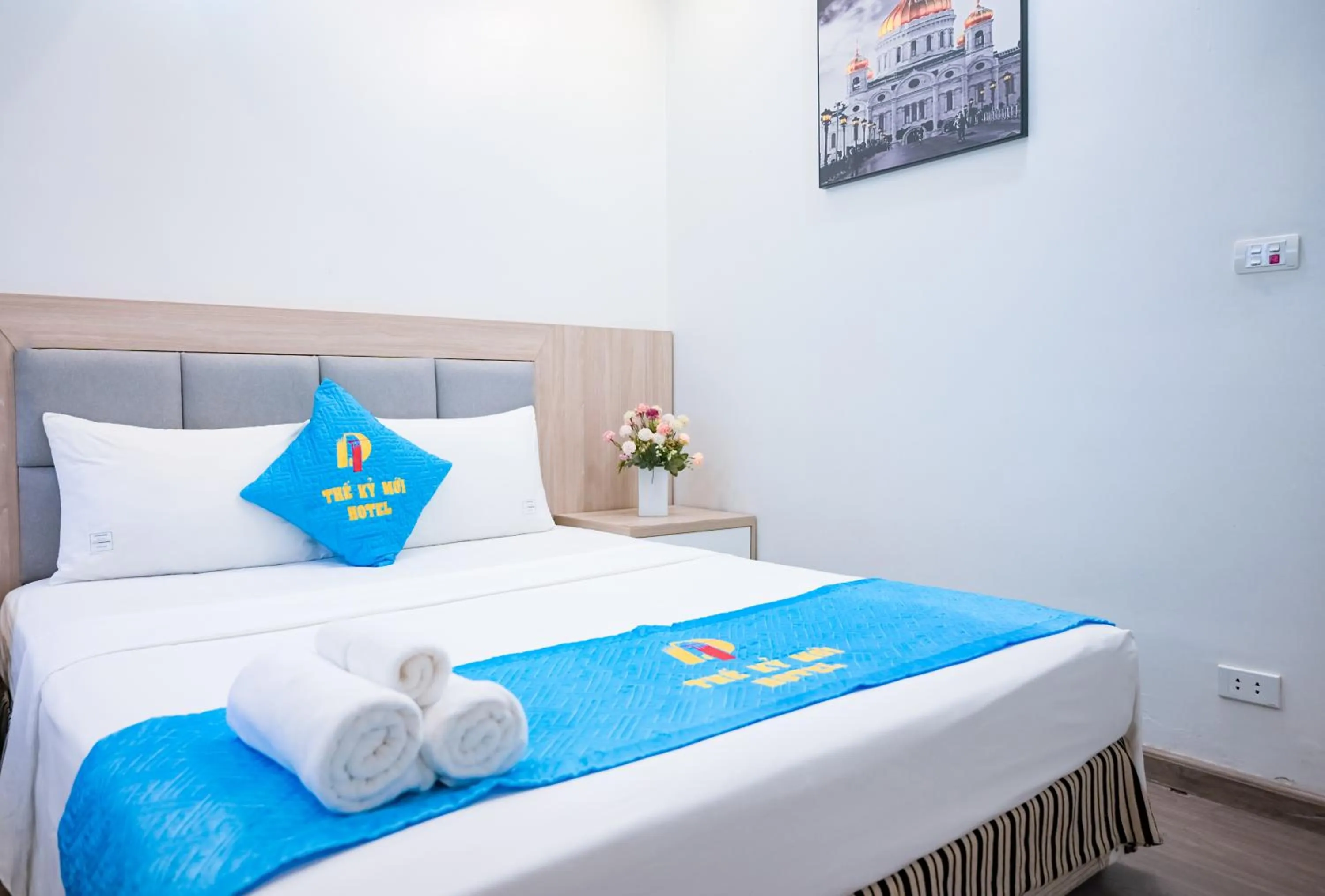 furniture, Bed in Khách sạn Thế Kỷ Mới