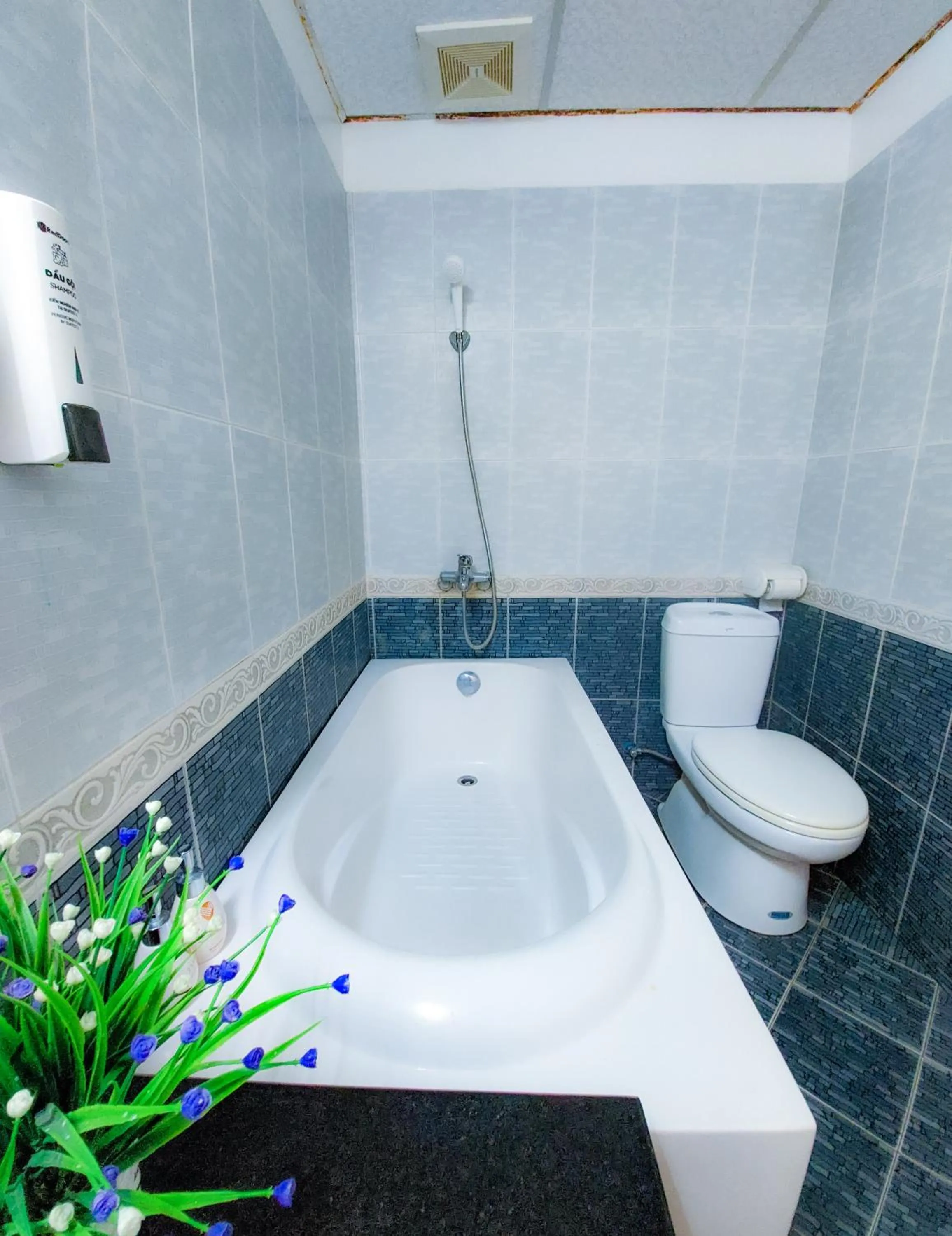 Bathroom in Khách sạn Thế Kỷ Mới