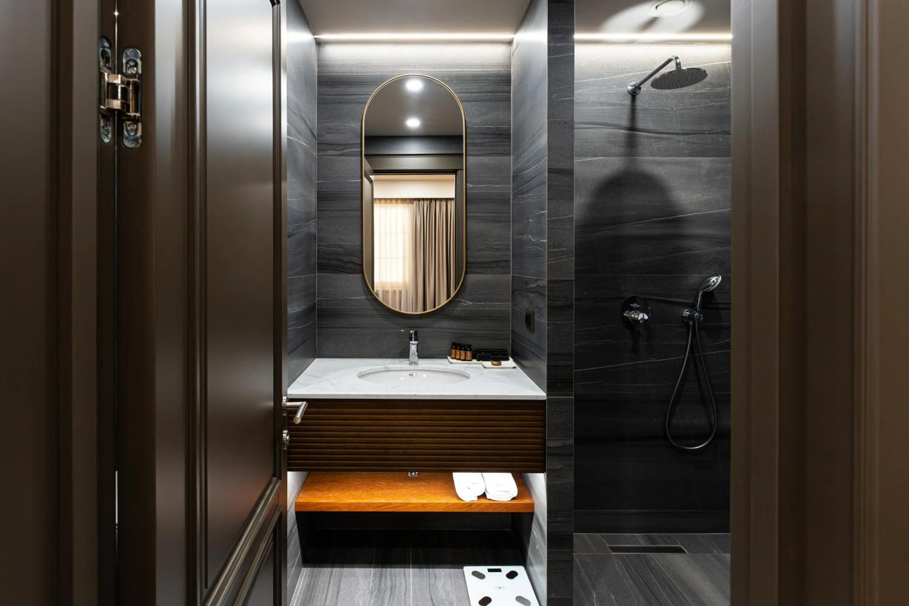 Shower in HOTEL METROPOL Club House