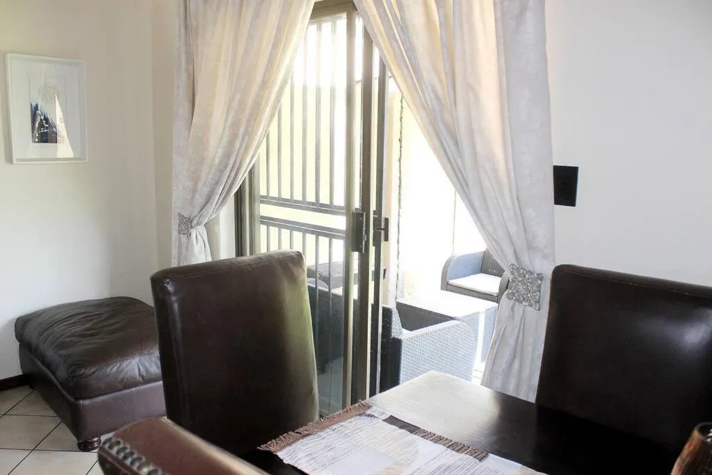 cozy 3 bed Duplex ,sleeps 6 with double bathroom