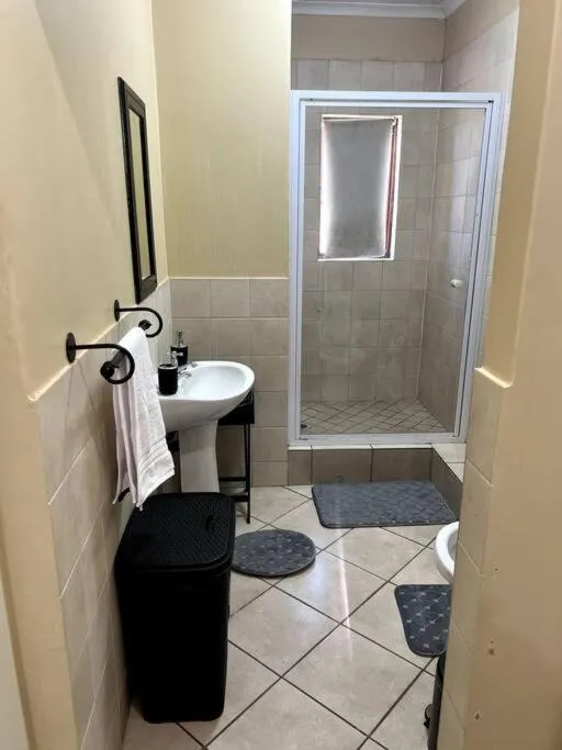 cozy 3 bed Duplex ,sleeps 6 with double bathroom