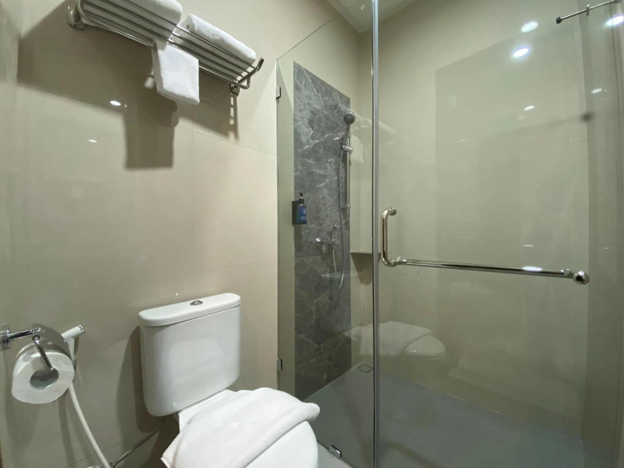 Bathroom in Hexton Hotel Lampung by Amazing