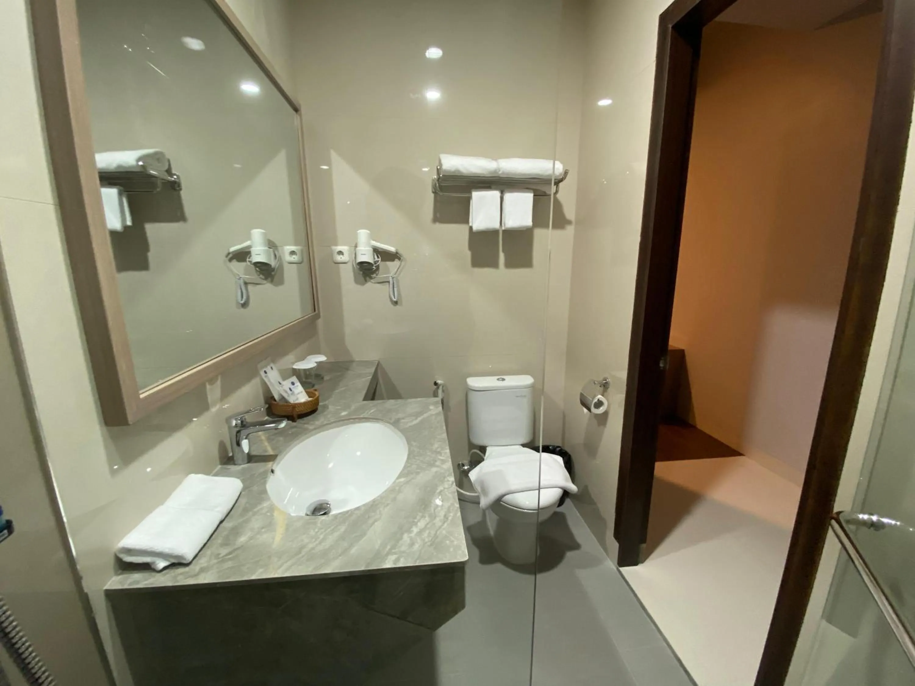 Bathroom in Hexton Hotel Lampung by Amazing